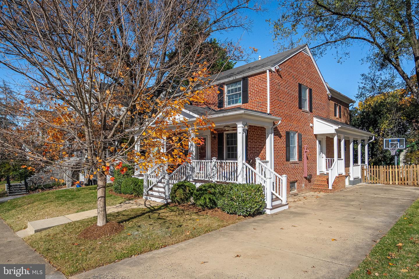 4923 34TH RD N, ARLINGTON, Virginia 22207, 4 Bedrooms Bedrooms, ,3 BathroomsBathrooms,Residential,For sale,4923 34TH RD N,VAAR2069338 MLS # VAAR2069338