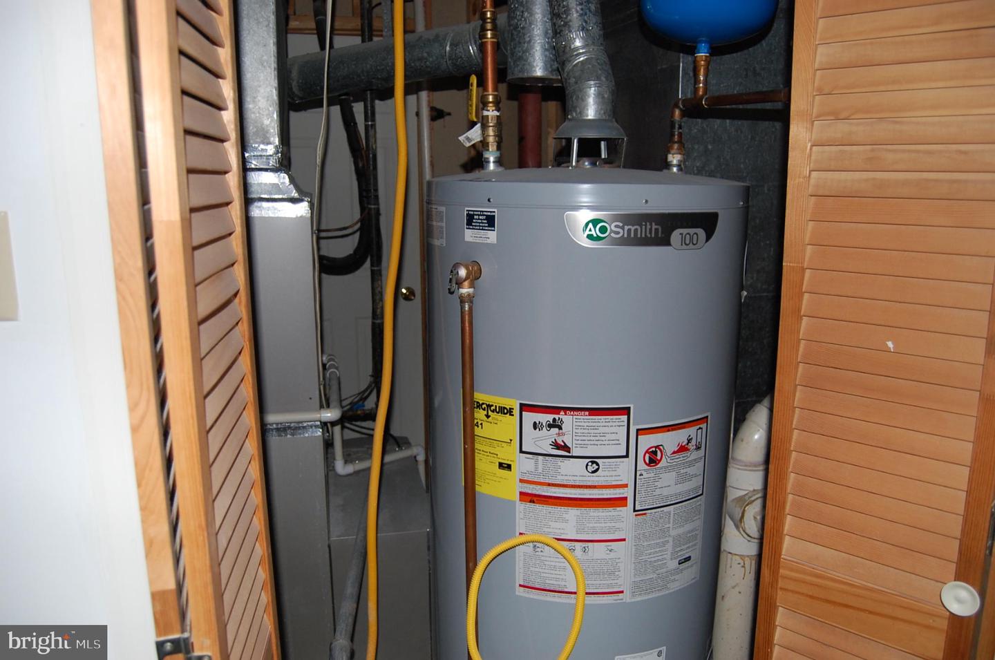 2413 BELLE HAVEN CT, ALEXANDRIA, Virginia 22306, 4 Bedrooms Bedrooms, 8 Rooms Rooms,3 BathroomsBathrooms,Residential,For sale,2413 BELLE HAVEN CT,VAFX2293240 MLS # VAFX2293240