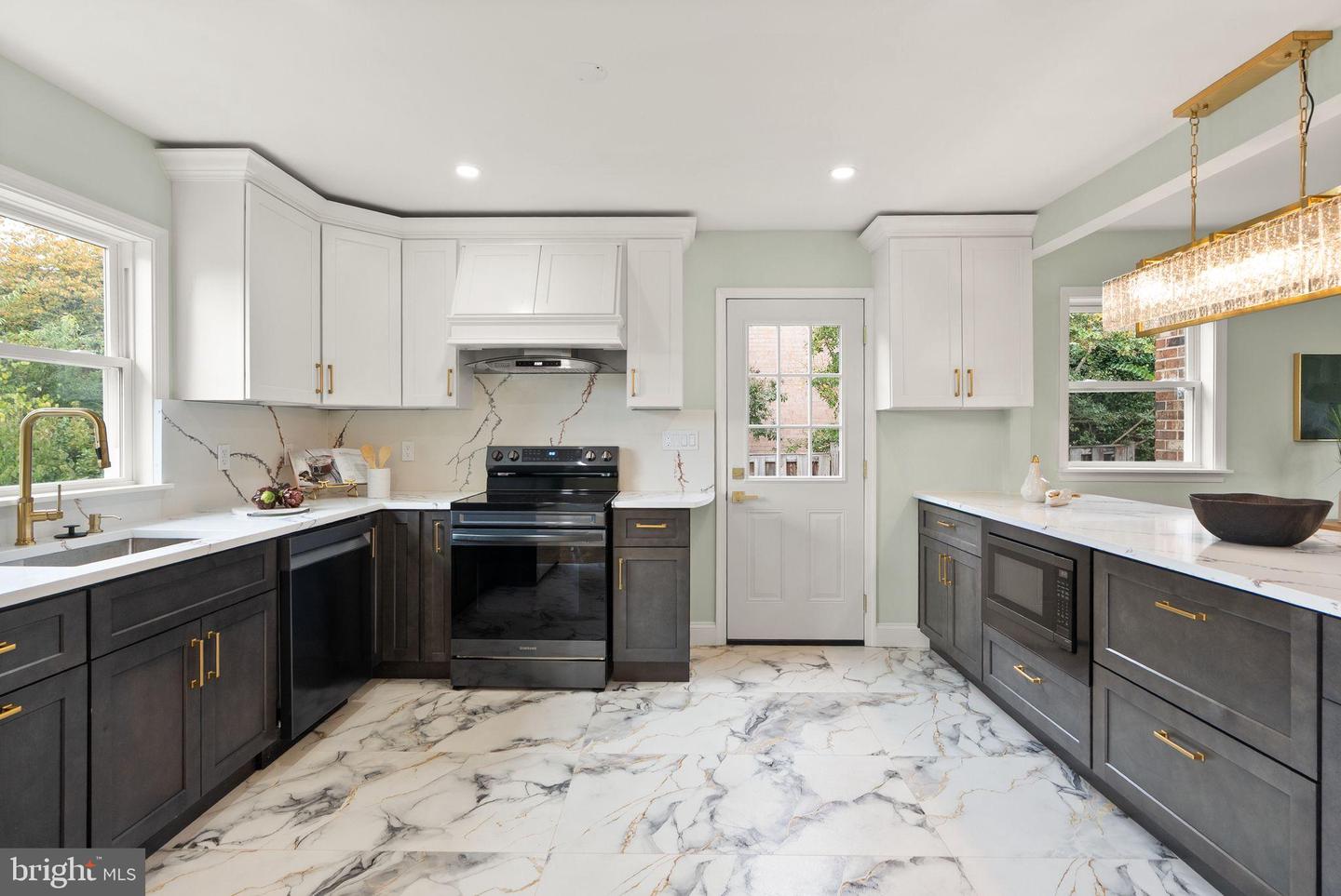 306 N MADISON ST, ARLINGTON, Virginia 22203, 5 Bedrooms Bedrooms, 13 Rooms Rooms,3 BathroomsBathrooms,Residential,For sale,306 N MADISON ST,VAAR2069576 MLS # VAAR2069576