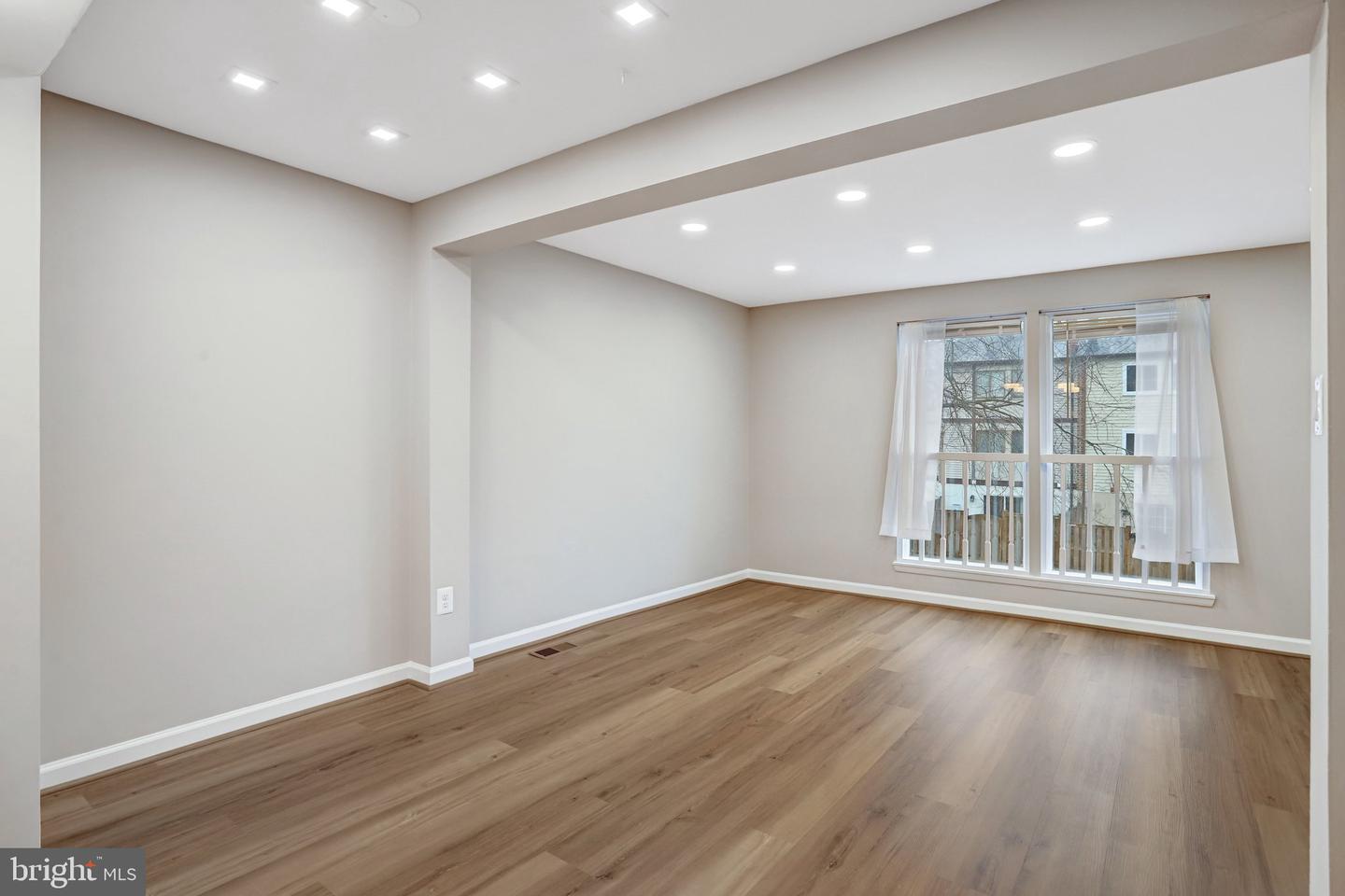 106 CHARING CT, STERLING, Virginia 20164, 3 Bedrooms Bedrooms, ,2 BathroomsBathrooms,Residential,For sale,106 CHARING CT,VALO2117376 MLS # VALO2117376