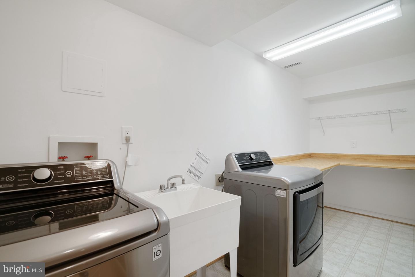 8813 TELEGRAPH CROSSING CT, LORTON, Virginia 22079, 5 Bedrooms Bedrooms, ,3 BathroomsBathrooms,Residential,For sale,8813 TELEGRAPH CROSSING CT,VAFX2293848 MLS # VAFX2293848