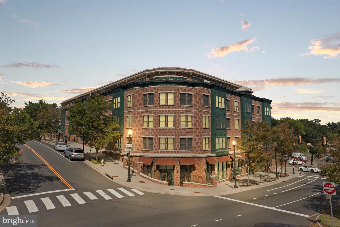 2101 N MONROE ST #111, ARLINGTON, Virginia 22207, 1 Bedroom Bedrooms, 6 Rooms Rooms,1 BathroomBathrooms,Residential,For sale,2101 N MONROE ST #111,VAAR2069604 MLS # VAAR2069604