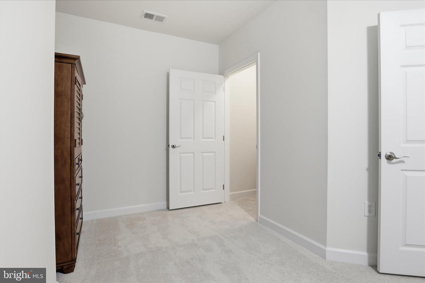 2101 N MONROE ST #111, ARLINGTON, Virginia 22207, 1 Bedroom Bedrooms, 6 Rooms Rooms,1 BathroomBathrooms,Residential,For sale,2101 N MONROE ST #111,VAAR2069604 MLS # VAAR2069604