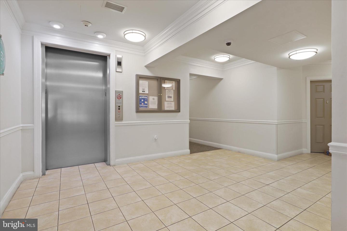 2101 N MONROE ST #111, ARLINGTON, Virginia 22207, 1 Bedroom Bedrooms, 6 Rooms Rooms,1 BathroomBathrooms,Residential,For sale,2101 N MONROE ST #111,VAAR2069604 MLS # VAAR2069604