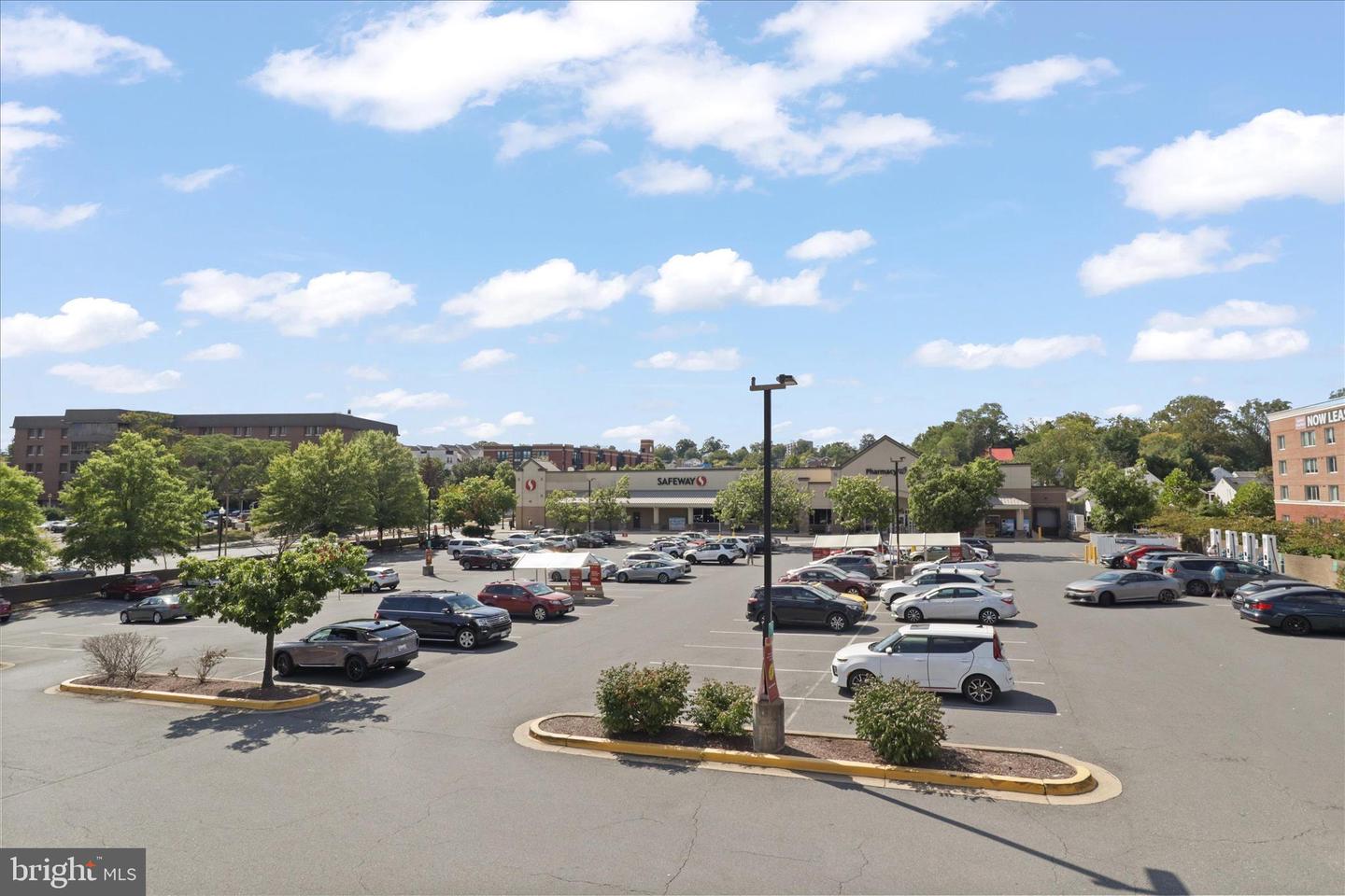 2101 N MONROE ST #111, ARLINGTON, Virginia 22207, 1 Bedroom Bedrooms, 6 Rooms Rooms,1 BathroomBathrooms,Residential,For sale,2101 N MONROE ST #111,VAAR2069604 MLS # VAAR2069604