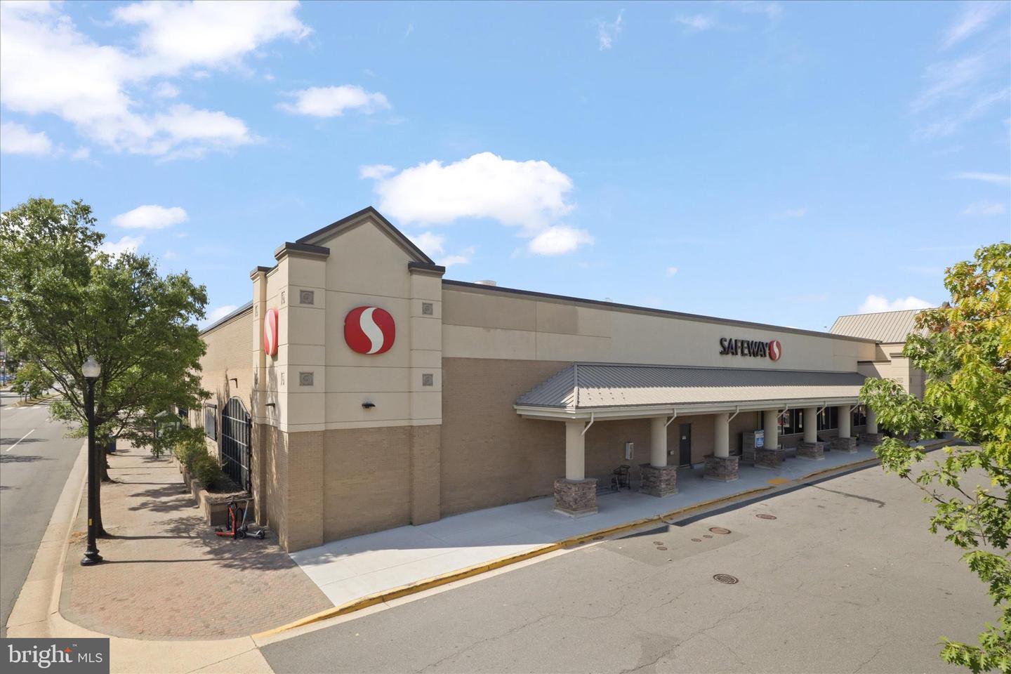 2101 N MONROE ST #111, ARLINGTON, Virginia 22207, 1 Bedroom Bedrooms, 6 Rooms Rooms,1 BathroomBathrooms,Residential,For sale,2101 N MONROE ST #111,VAAR2069604 MLS # VAAR2069604