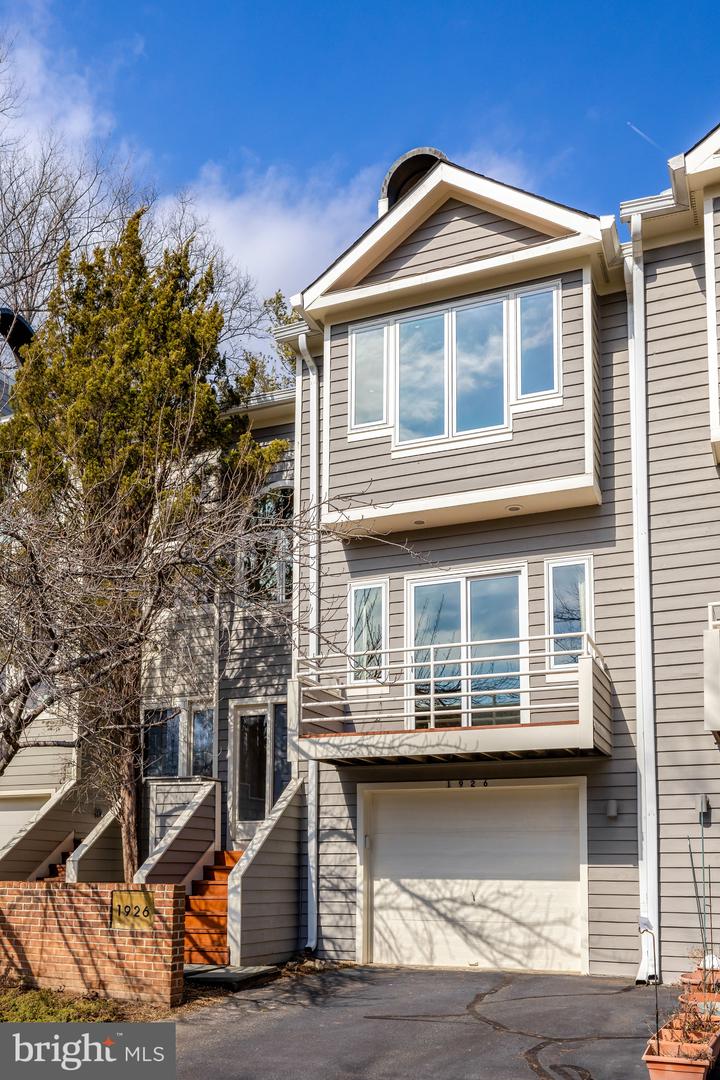 1926 LAKEPORT WAY, RESTON, Virginia 20191, 3 Bedrooms Bedrooms, 12 Rooms Rooms,3 BathroomsBathrooms,Residential,For sale,1926 LAKEPORT WAY,VAFX2293904 MLS # VAFX2293904