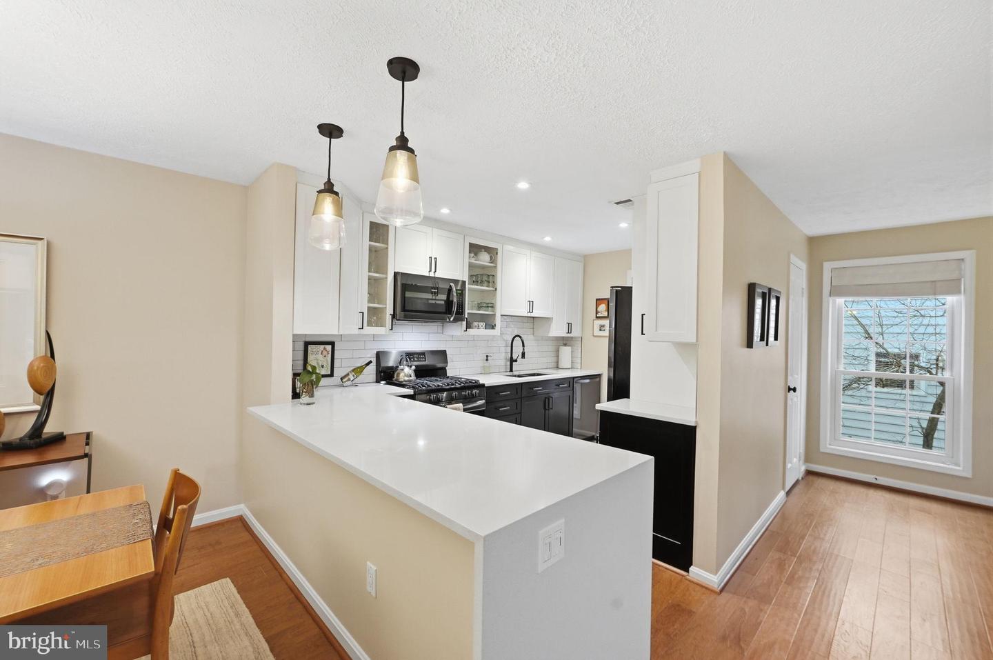 10024 OAKTON TERRACE RD, OAKTON, Virginia 22124, 2 Bedrooms Bedrooms, 8 Rooms Rooms,1 BathroomBathrooms,Residential,For sale,10024 OAKTON TERRACE RD,VAFX2294246 MLS # VAFX2294246