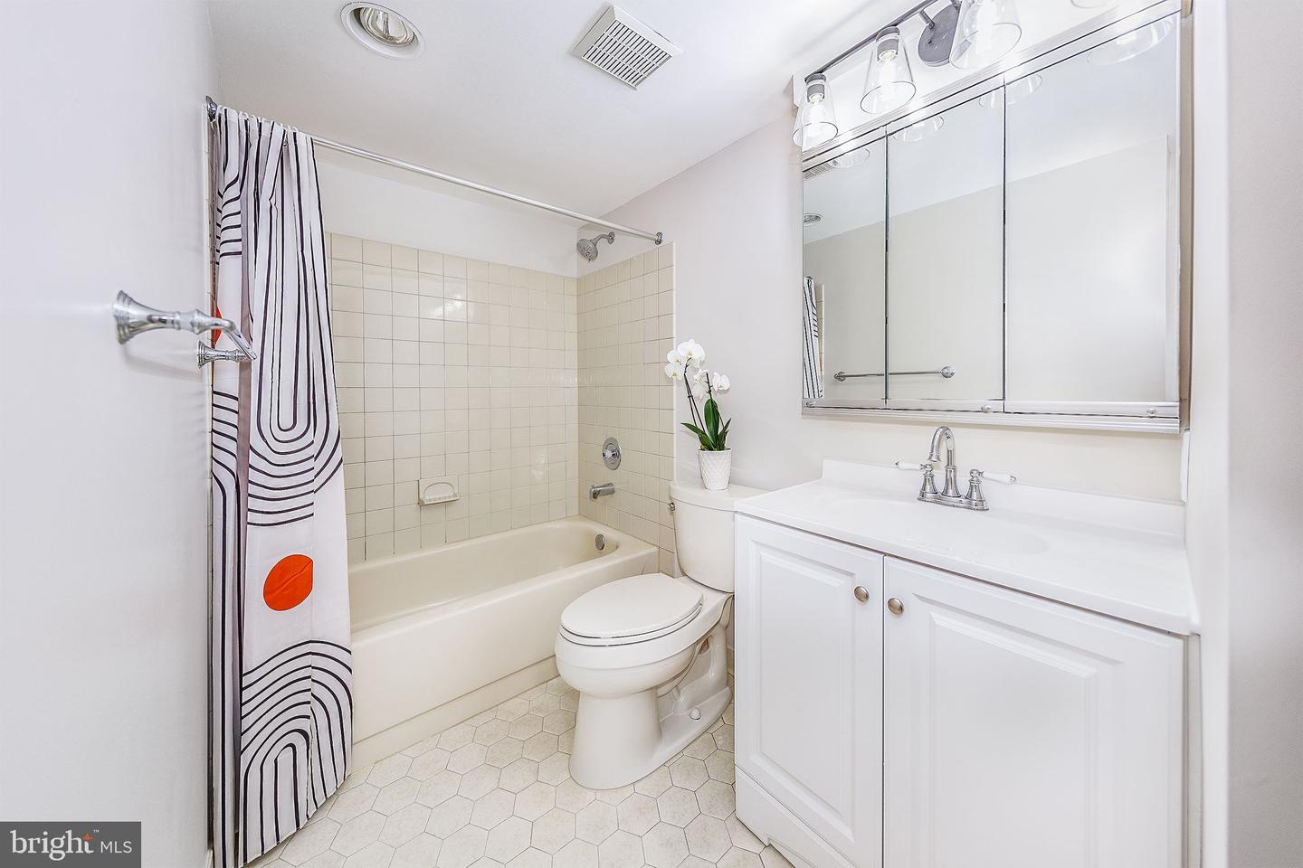 801 N HOWARD ST #303, ALEXANDRIA, Virginia 22304, 2 Bedrooms Bedrooms, ,2 BathroomsBathrooms,Residential,For sale,801 N HOWARD ST #303,VAAX2052368 MLS # VAAX2052368