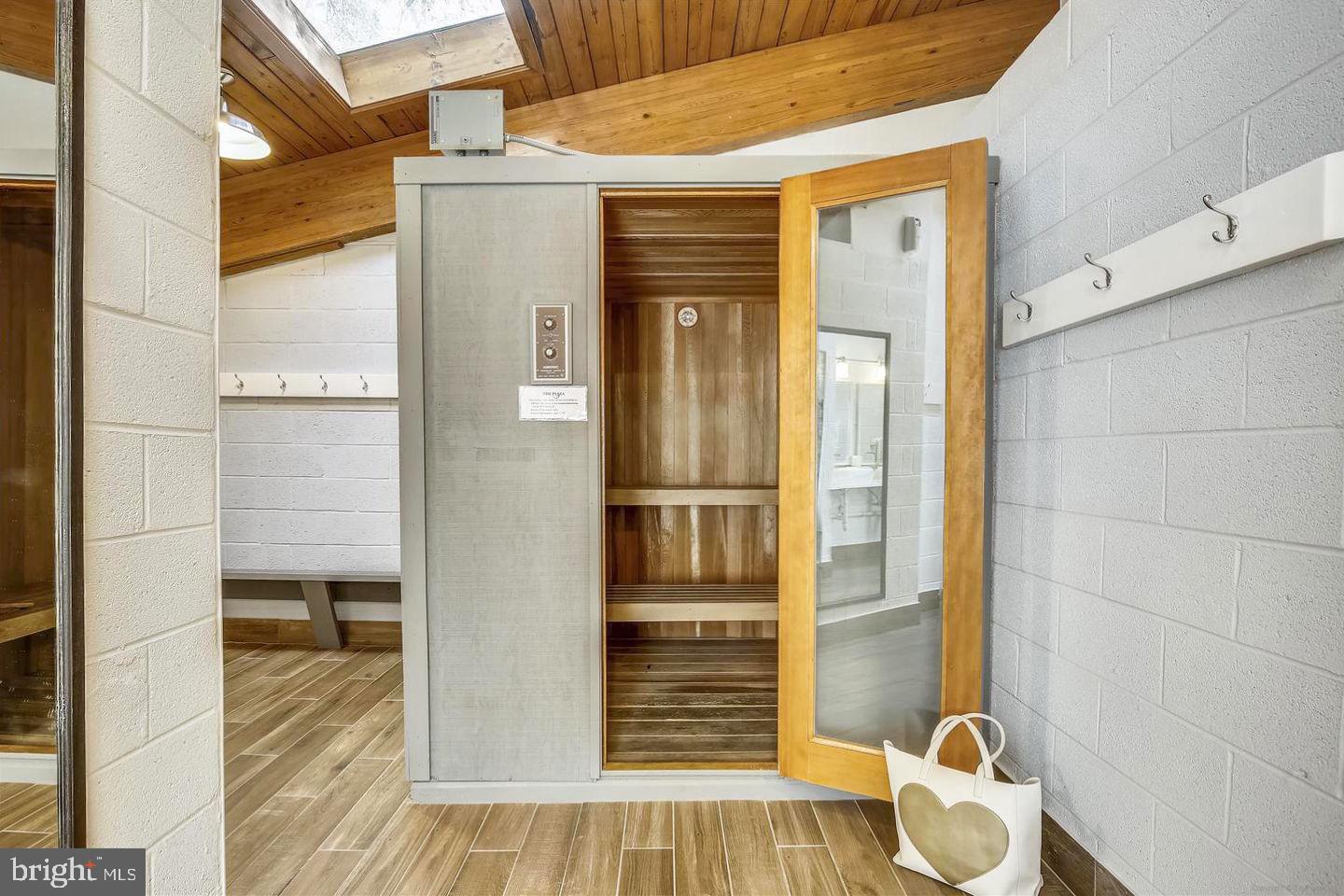 801 N HOWARD ST #303, ALEXANDRIA, Virginia 22304, 2 Bedrooms Bedrooms, ,2 BathroomsBathrooms,Residential,For sale,801 N HOWARD ST #303,VAAX2052368 MLS # VAAX2052368