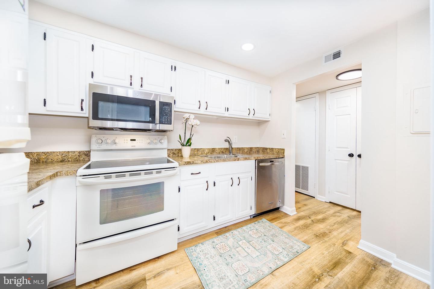 801 N HOWARD ST #303, ALEXANDRIA, Virginia 22304, 2 Bedrooms Bedrooms, ,2 BathroomsBathrooms,Residential,For sale,801 N HOWARD ST #303,VAAX2052368 MLS # VAAX2052368