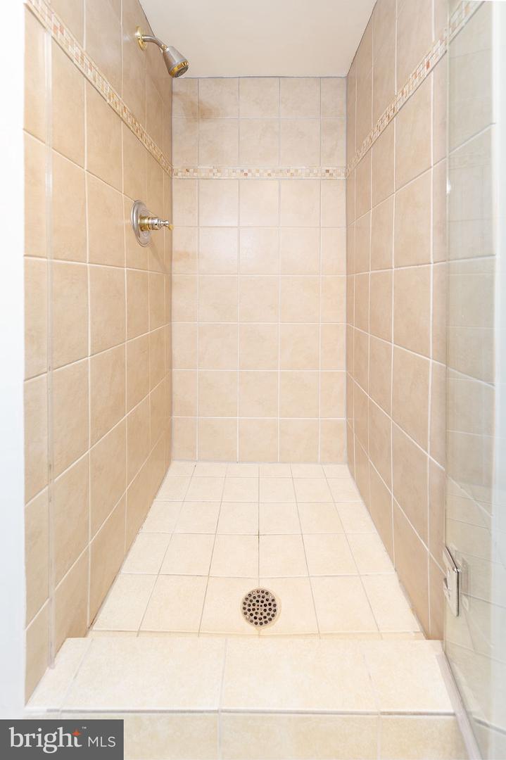 801 N HOWARD ST #303, ALEXANDRIA, Virginia 22304, 2 Bedrooms Bedrooms, ,2 BathroomsBathrooms,Residential,For sale,801 N HOWARD ST #303,VAAX2052368 MLS # VAAX2052368