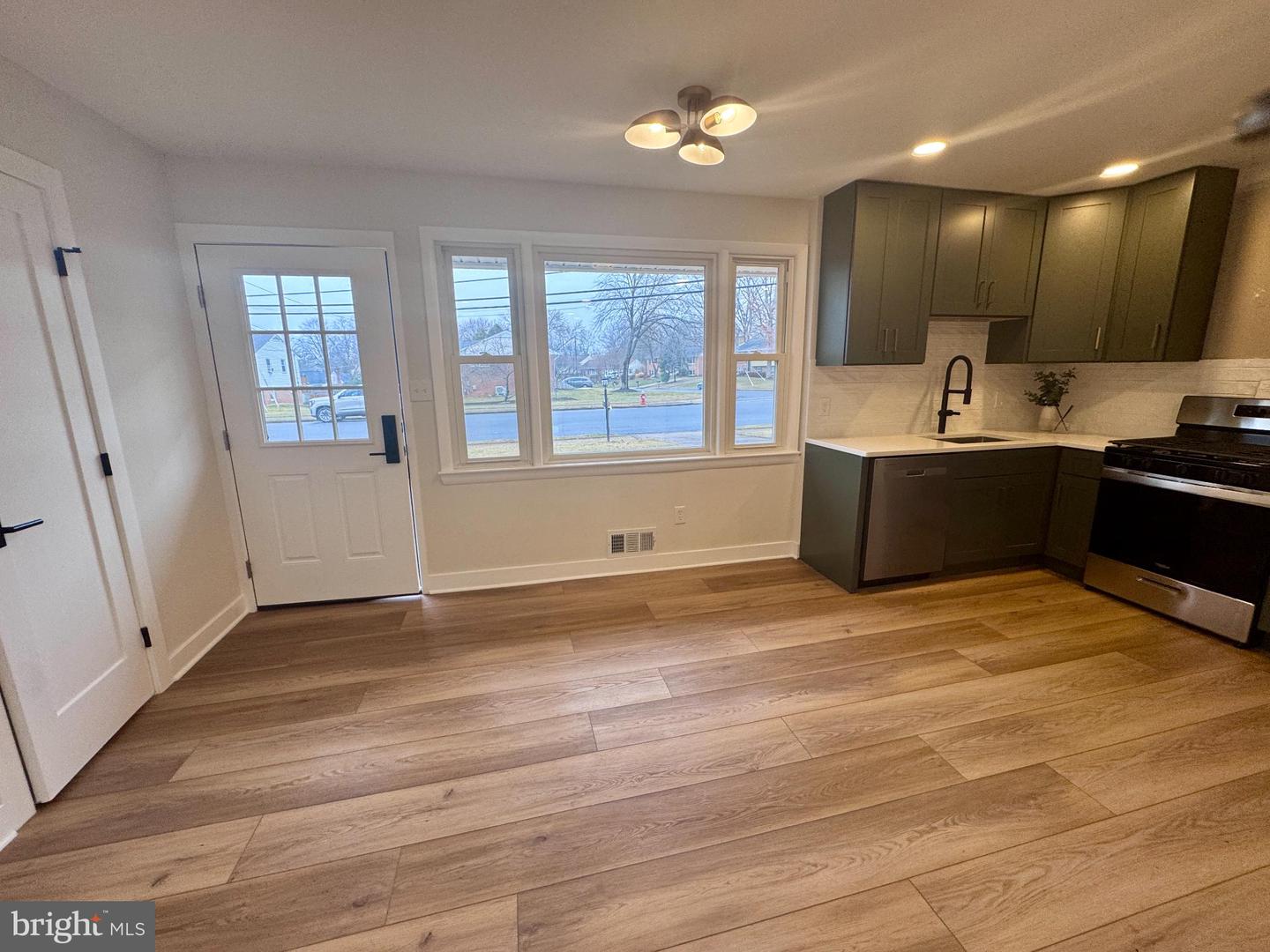 14801 CARLBERN DR, CENTREVILLE, Virginia 20120, 3 Bedrooms Bedrooms, 5 Rooms Rooms,1 BathroomBathrooms,Residential,For sale,14801 CARLBERN DR,VAFX2286462 MLS # VAFX2286462