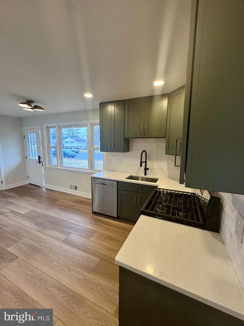 14801 CARLBERN DR, CENTREVILLE, Virginia 20120, 3 Bedrooms Bedrooms, 5 Rooms Rooms,1 BathroomBathrooms,Residential,For sale,14801 CARLBERN DR,VAFX2286462 MLS # VAFX2286462