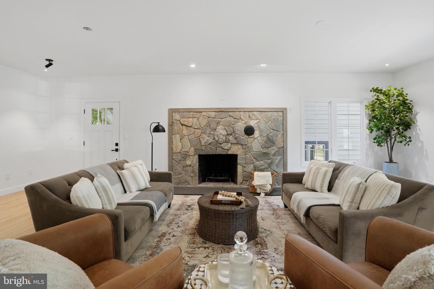 300 LEWIS ST NW, VIENNA, Virginia 22180, 5 Bedrooms Bedrooms, ,3 BathroomsBathrooms,Residential,For sale,300 LEWIS ST NW,VAFX2287636 MLS # VAFX2287636