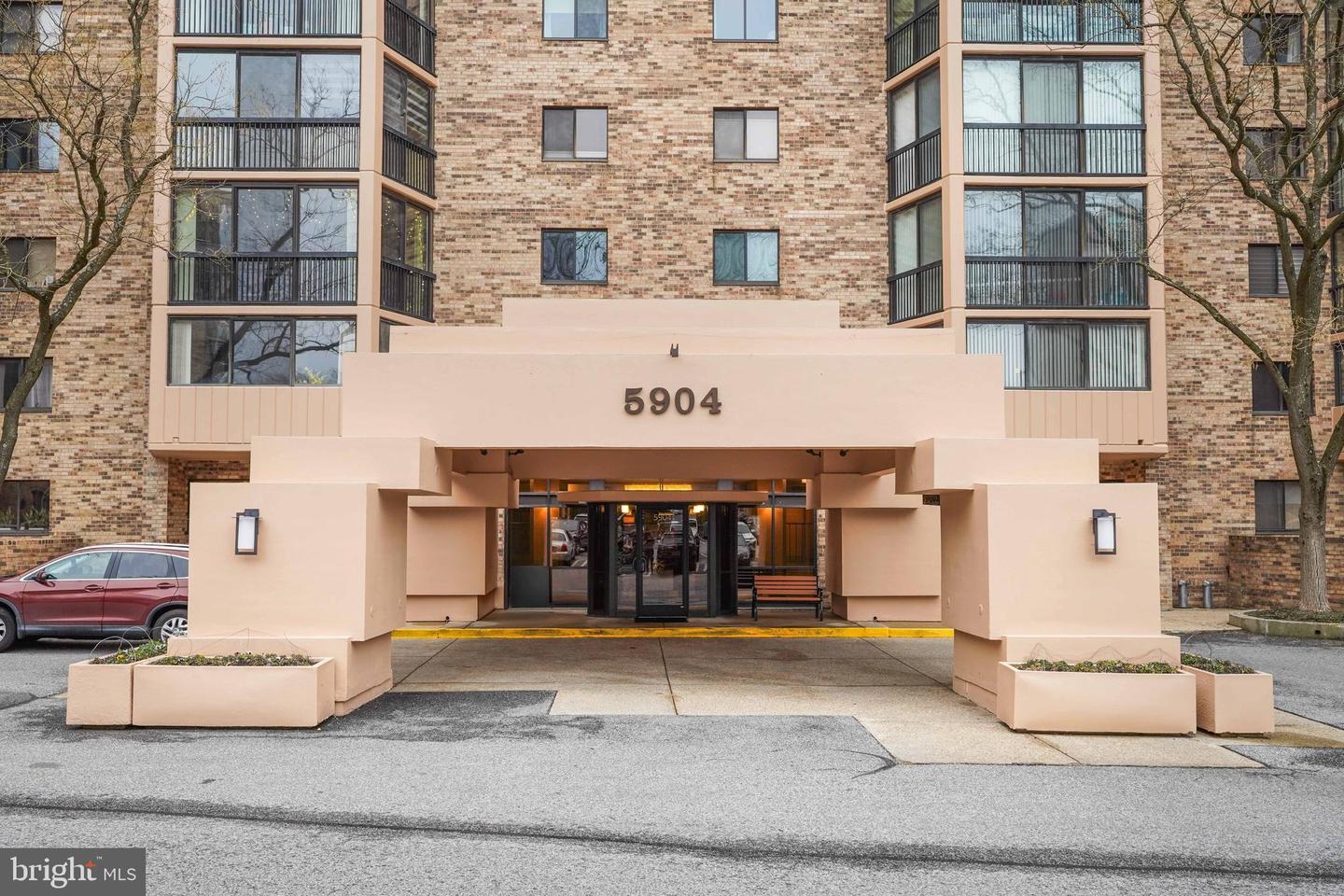 5904 MOUNT EAGLE DR #104, ALEXANDRIA, Virginia 22303, 2 Bedrooms Bedrooms, 8 Rooms Rooms,2 BathroomsBathrooms,Residential,For sale,5904 MOUNT EAGLE DR #104,VAFX2290132 MLS # VAFX2290132