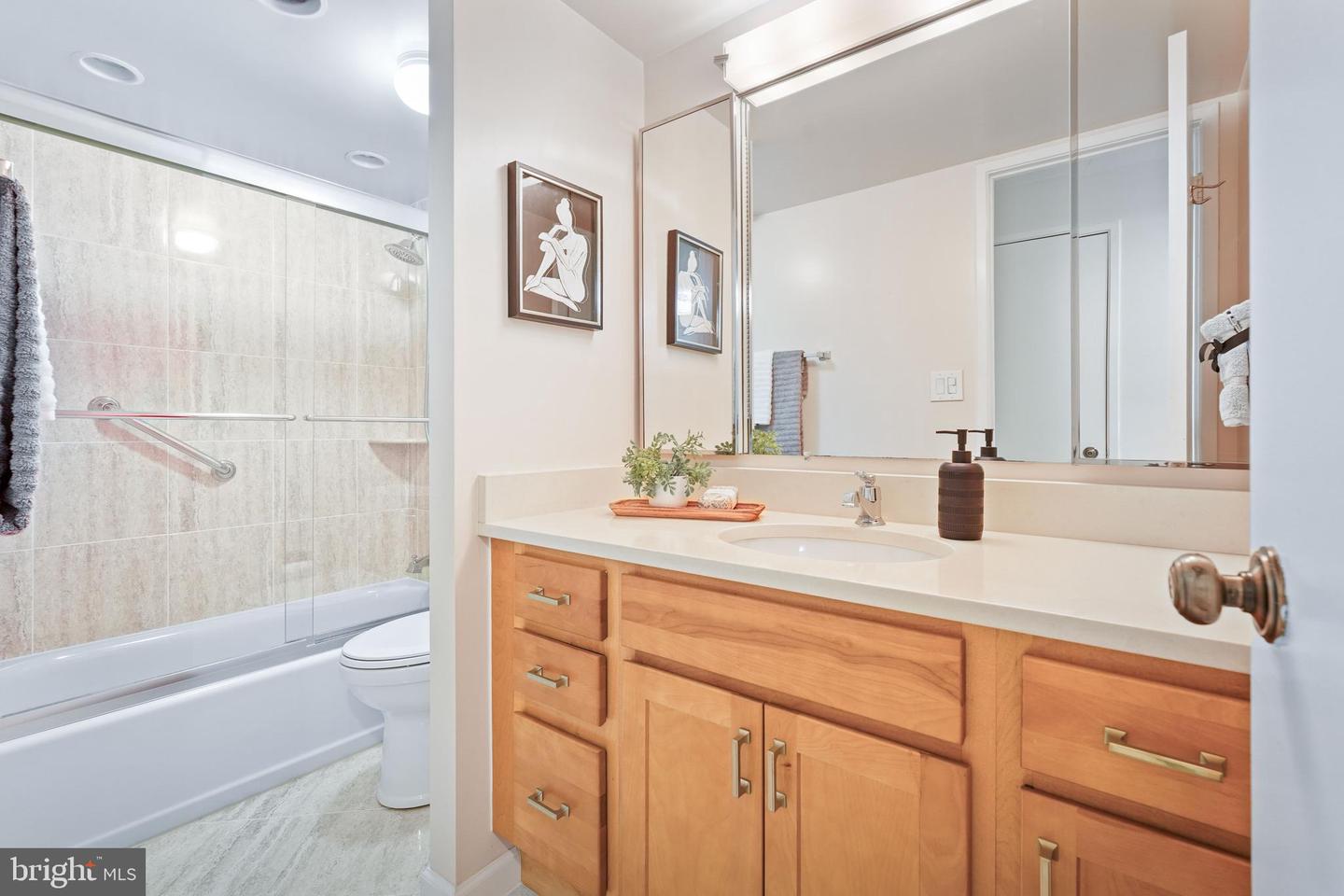 5904 MOUNT EAGLE DR #104, ALEXANDRIA, Virginia 22303, 2 Bedrooms Bedrooms, 8 Rooms Rooms,2 BathroomsBathrooms,Residential,For sale,5904 MOUNT EAGLE DR #104,VAFX2290132 MLS # VAFX2290132