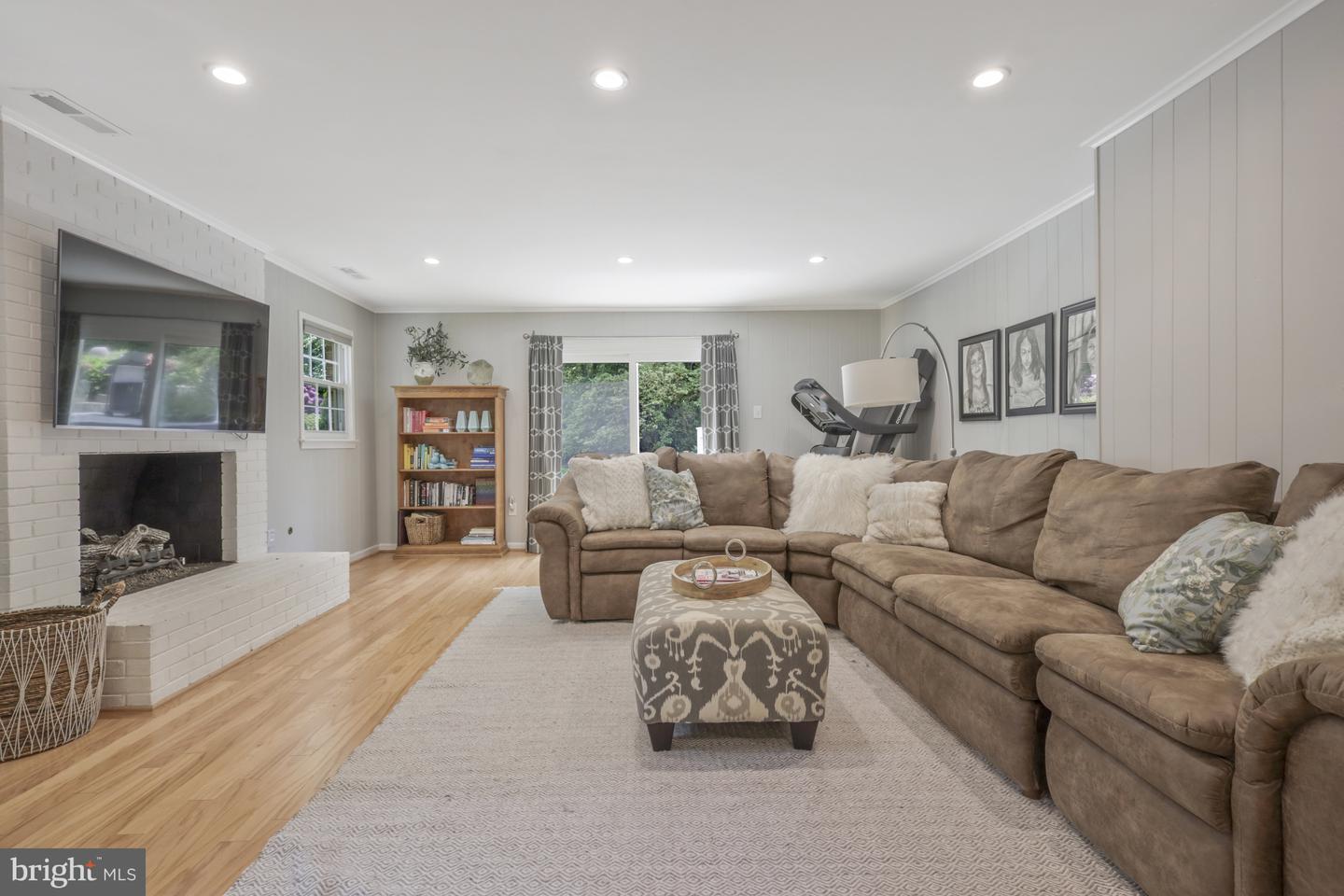 8625 APPLETON CT, ANNANDALE, Virginia 22003, 5 Bedrooms Bedrooms, 17 Rooms Rooms,2 BathroomsBathrooms,Residential,For sale,8625 APPLETON CT,VAFX2292888 MLS # VAFX2292888