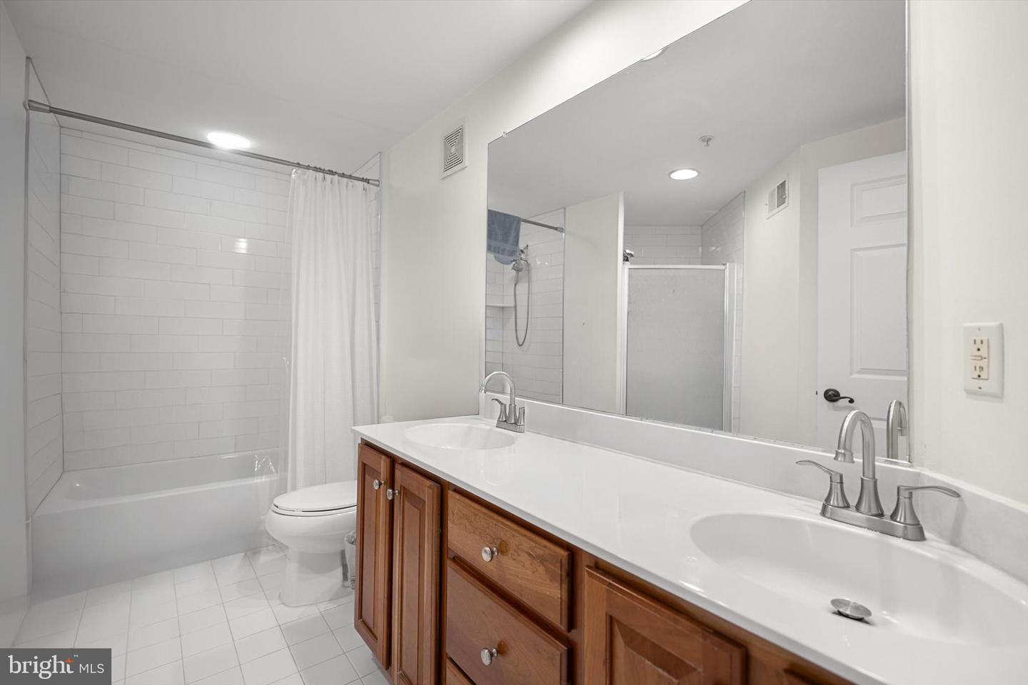 828 SLATERS LN #302, ALEXANDRIA, Virginia 22314, 2 Bedrooms Bedrooms, ,2 BathroomsBathrooms,Residential,For sale,828 SLATERS LN #302,VAAX2054528 MLS # VAAX2054528