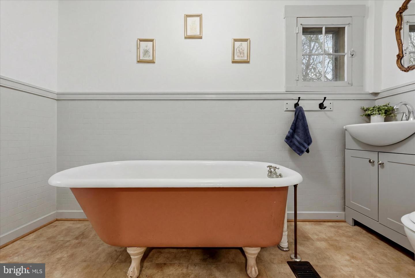 939 WOODLAND AVE, WINCHESTER, Virginia 22601, 2 Bedrooms Bedrooms, ,2 BathroomsBathrooms,Residential,For sale,939 WOODLAND AVE,VAWI2010076 MLS # VAWI2010076