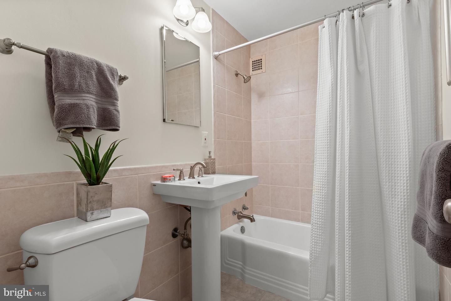 4000 TUNLAW RD NW #1007, WASHINGTON, District Of Columbia 20007, 2 Bedrooms Bedrooms, ,2 BathroomsBathrooms,Residential,For sale,4000 TUNLAW RD NW #1007,DCDC2248492 MLS # DCDC2248492