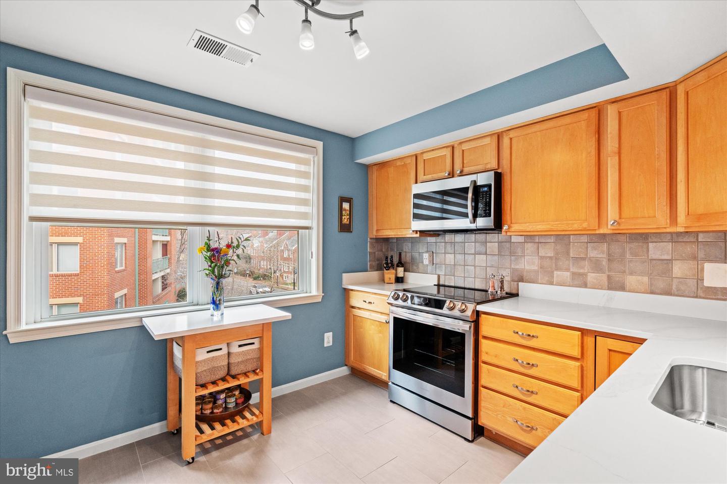 560 N WEST ST, ALEXANDRIA, Virginia 22314, 2 Bedrooms Bedrooms, ,1 BathroomBathrooms,Residential,For sale,560 N WEST ST,VAAX2054816 MLS # VAAX2054816