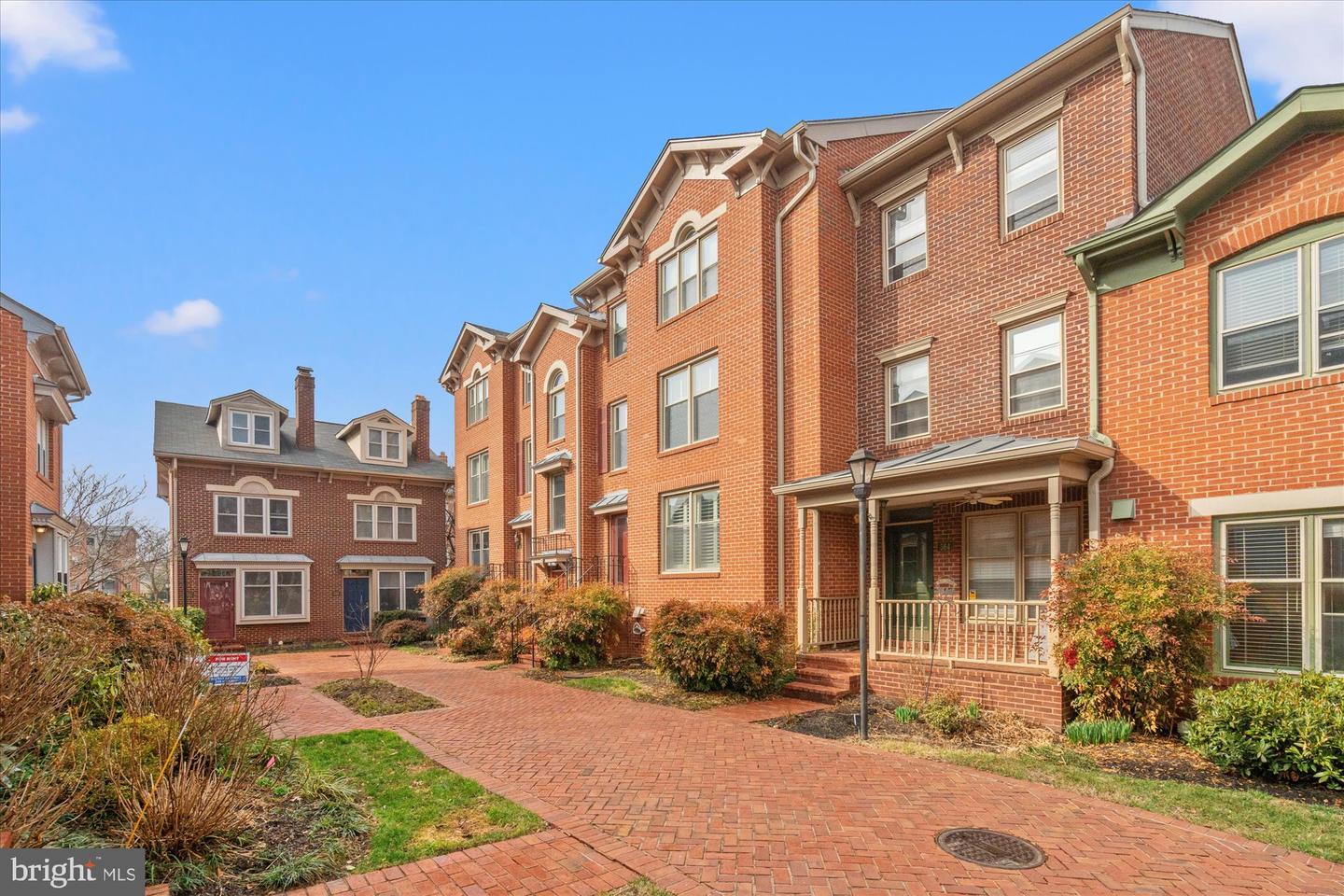 560 N WEST ST, ALEXANDRIA, Virginia 22314, 2 Bedrooms Bedrooms, ,1 BathroomBathrooms,Residential,For sale,560 N WEST ST,VAAX2054816 MLS # VAAX2054816