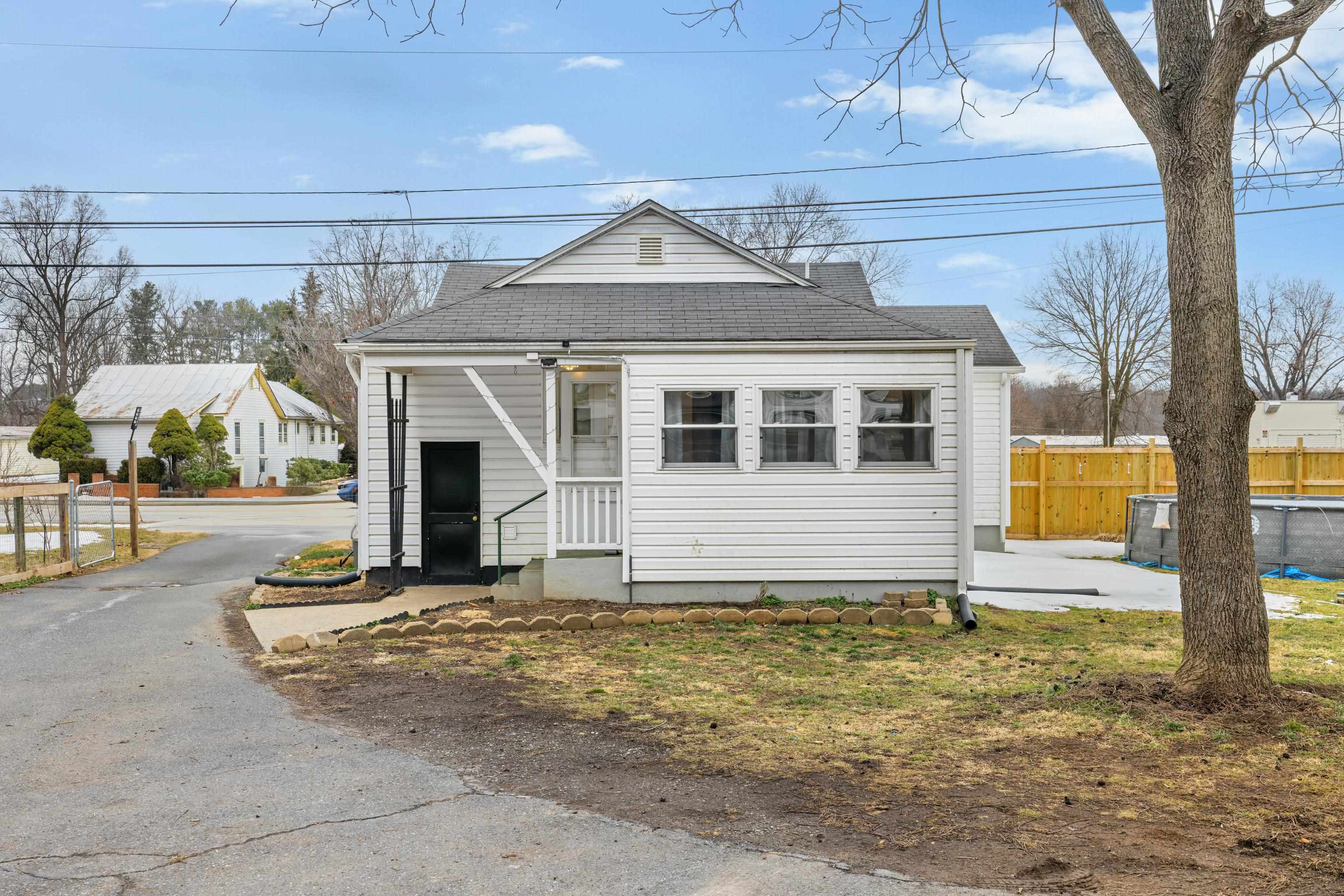 525 EAST SIDE HWY, WAYNESBORO, Virginia 22980, 2 Bedrooms Bedrooms, ,1 BathroomBathrooms,Residential,525 EAST SIDE HWY,673403 MLS # 673403