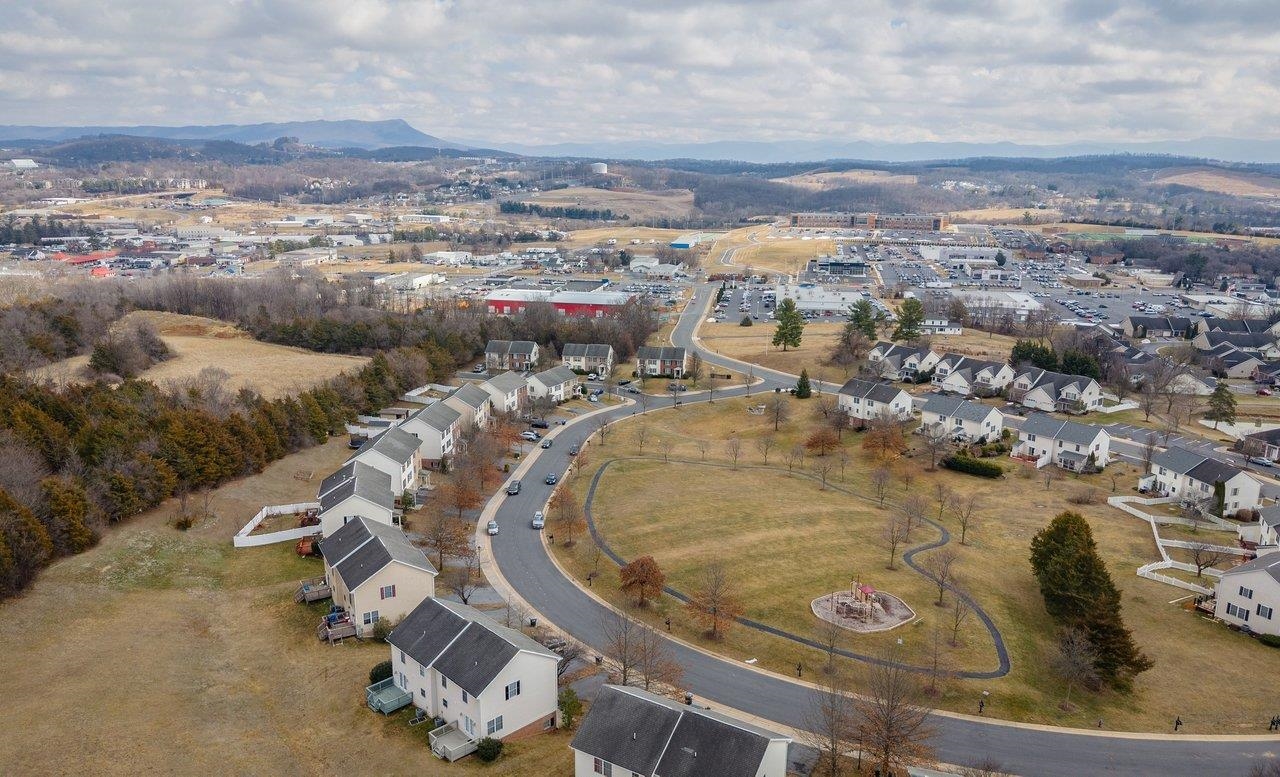 573 POINTE DR, HARRISONBURG, Virginia 22801, 3 Bedrooms Bedrooms, ,2 BathroomsBathrooms,Residential,573 POINTE DR,673953 MLS # 673953