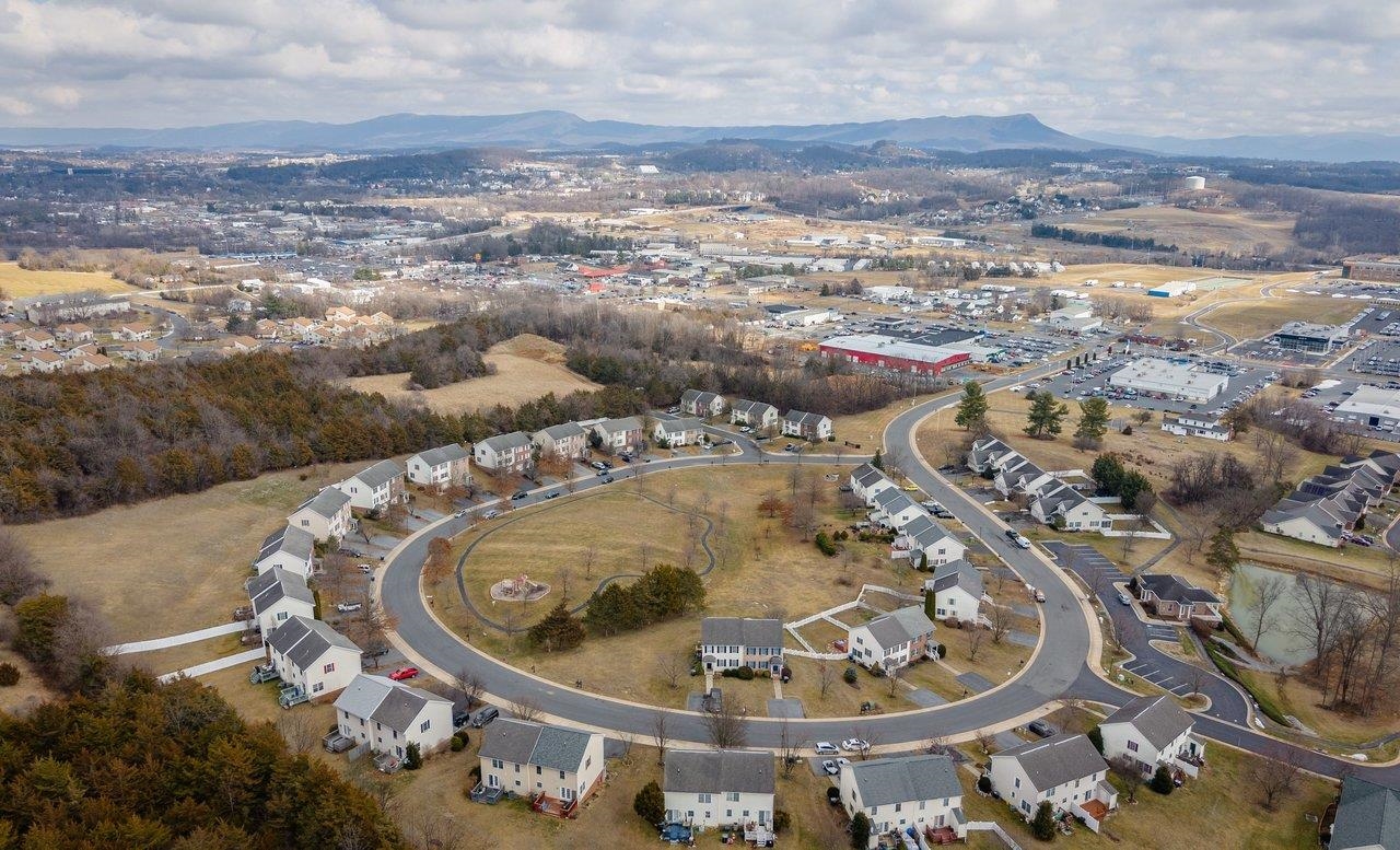 573 POINTE DR, HARRISONBURG, Virginia 22801, 3 Bedrooms Bedrooms, ,2 BathroomsBathrooms,Residential,573 POINTE DR,673953 MLS # 673953