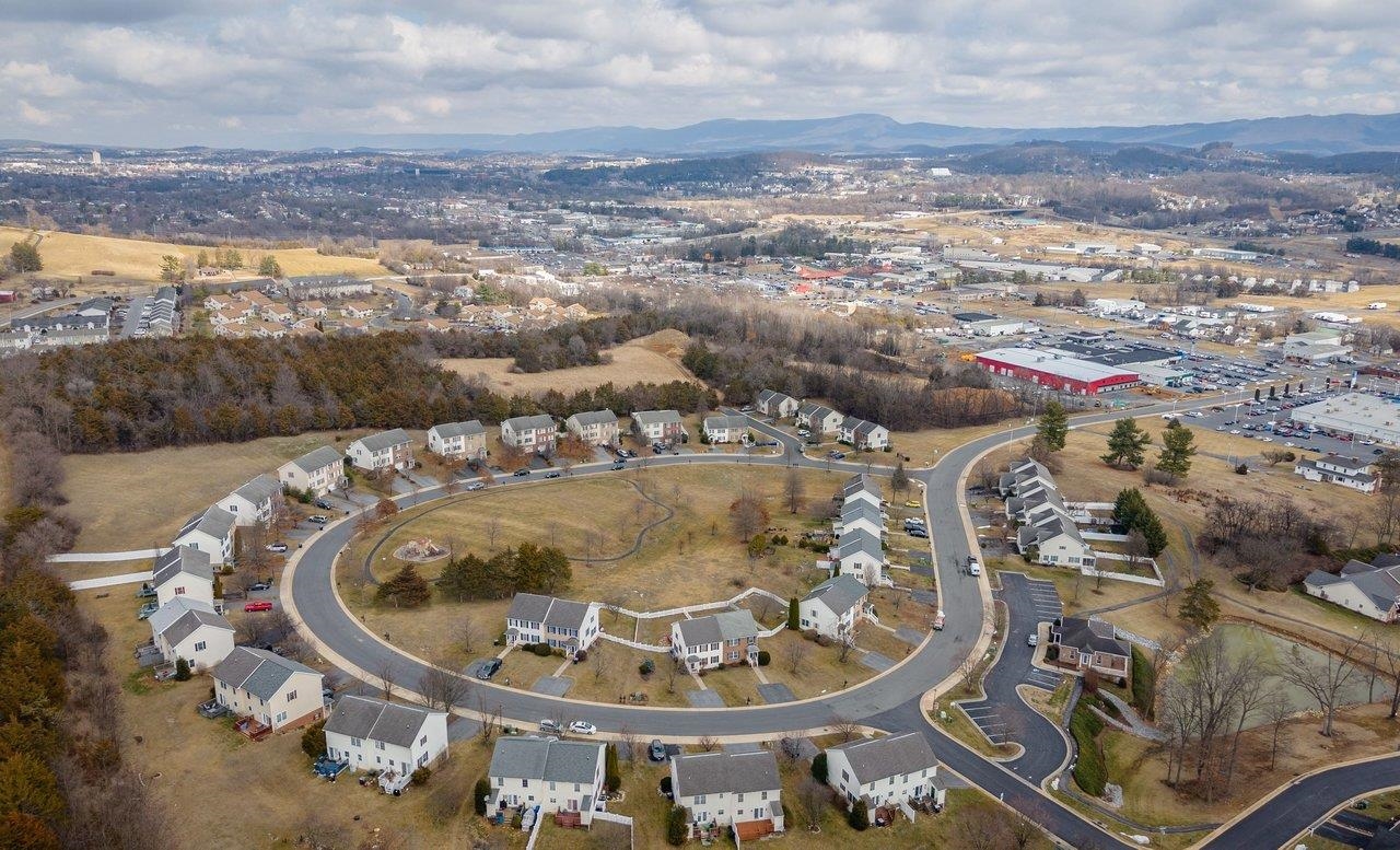 573 POINTE DR, HARRISONBURG, Virginia 22801, 3 Bedrooms Bedrooms, ,2 BathroomsBathrooms,Residential,573 POINTE DR,673953 MLS # 673953