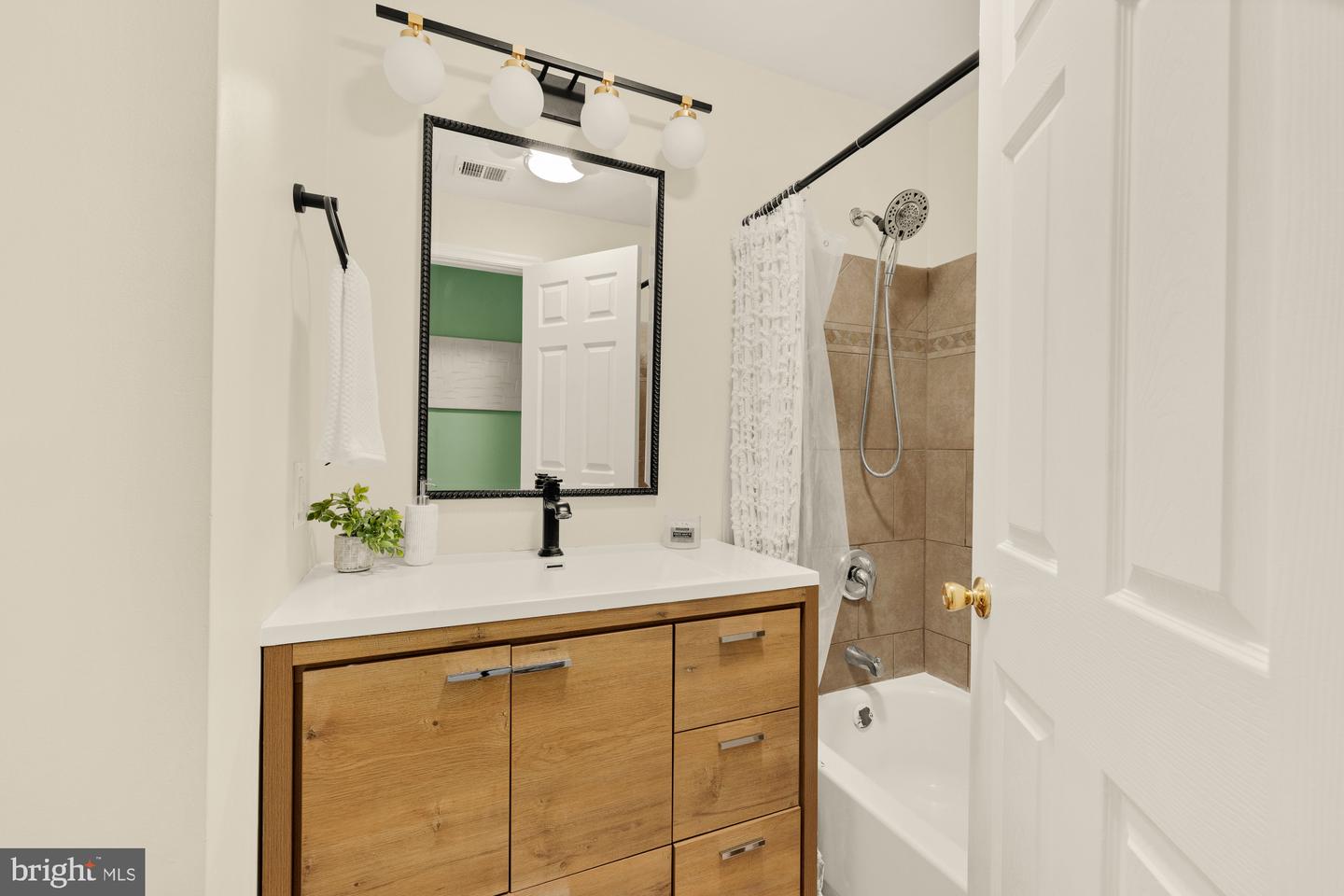 909 8TH ST NE, WASHINGTON, District Of Columbia 20002, 2 Bedrooms Bedrooms, ,1 BathroomBathrooms,Residential,For sale,909 8TH ST NE,DCDC2249194 MLS # DCDC2249194