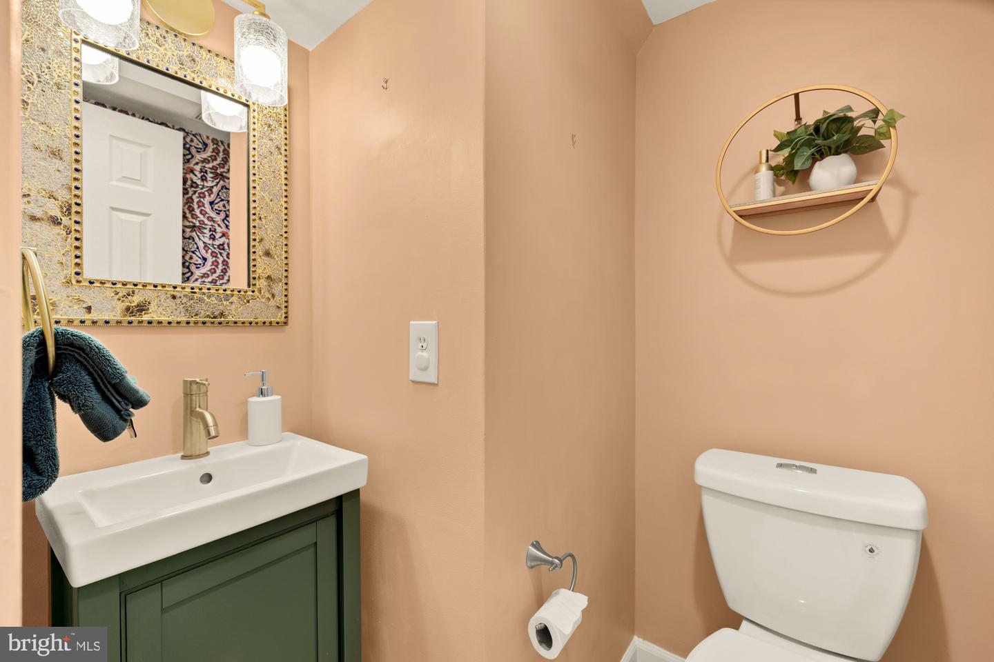 909 8TH ST NE, WASHINGTON, District Of Columbia 20002, 2 Bedrooms Bedrooms, ,1 BathroomBathrooms,Residential,For sale,909 8TH ST NE,DCDC2249194 MLS # DCDC2249194