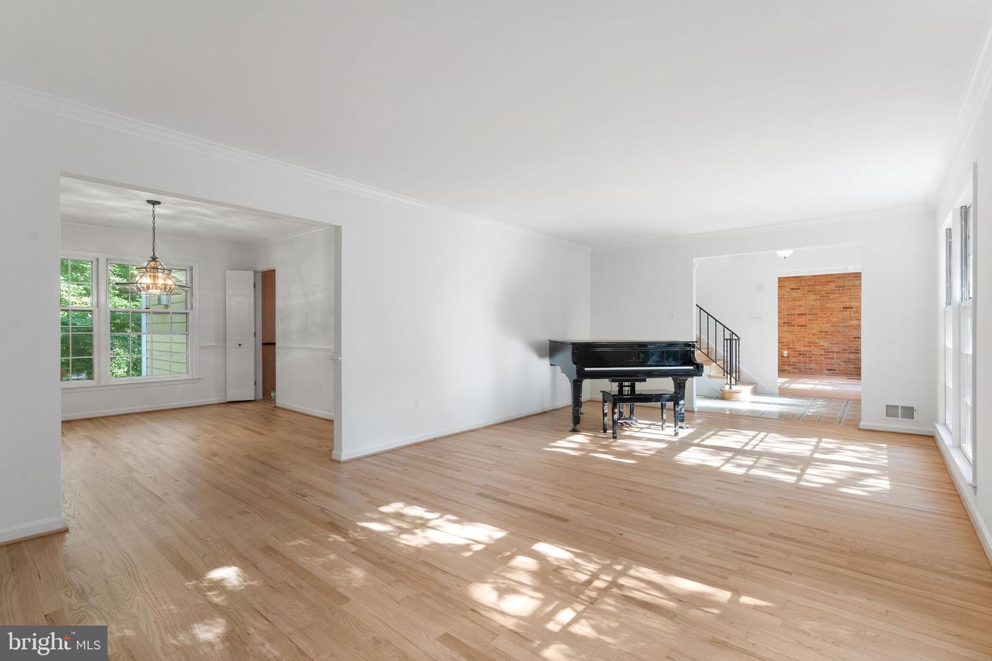 1560 FOREST VILLA LN, MCLEAN, Virginia 22101, 5 Bedrooms Bedrooms, ,3 BathroomsBathrooms,Residential,For sale,1560 FOREST VILLA LN,VAFX2267058 MLS # VAFX2267058