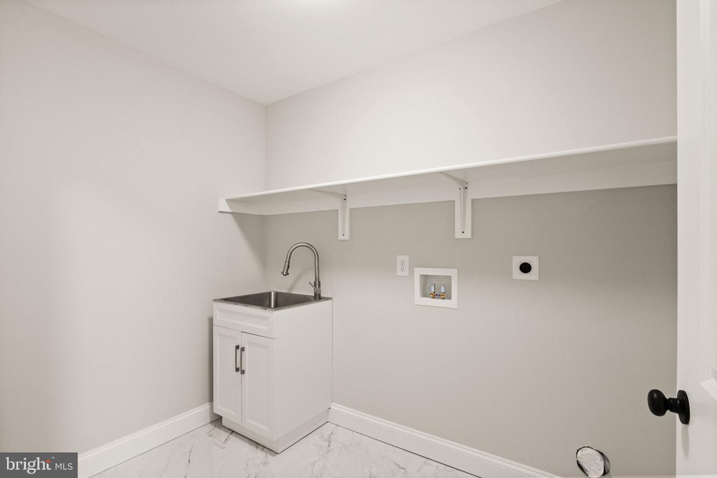 4823 STONEFIELD LN, WARRENTON, Virginia 20187, 4 Bedrooms Bedrooms, 7 Rooms Rooms,3 BathroomsBathrooms,Residential,For sale,4823 STONEFIELD LN,VAFQ2019372 MLS # VAFQ2019372