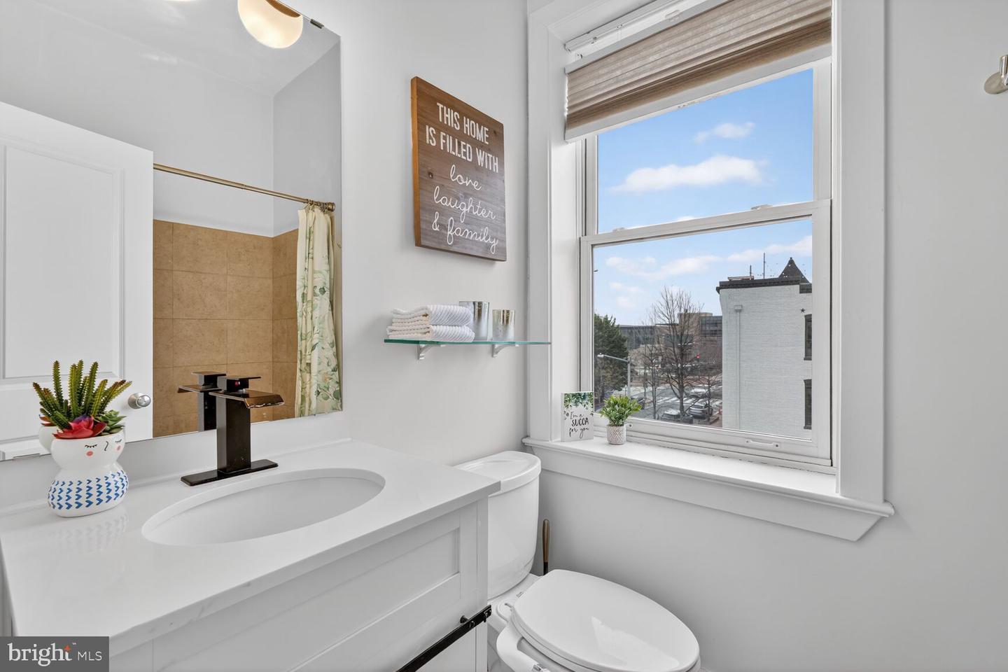 1240 4TH ST NW #300, WASHINGTON, District Of Columbia 20001, 2 Bedrooms Bedrooms, 4 Rooms Rooms,2 BathroomsBathrooms,Residential,For sale,1240 4TH ST NW #300,DCDC2248504 MLS # DCDC2248504