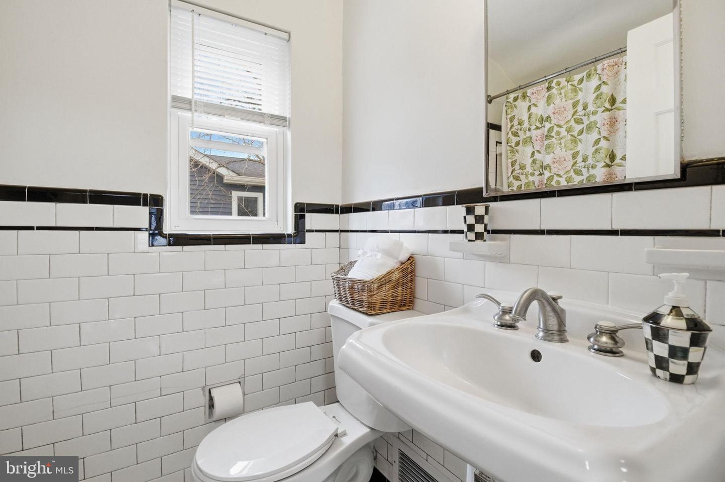 404 TENNESSEE AVE, ALEXANDRIA, Virginia 22305, 3 Bedrooms Bedrooms, 5 Rooms Rooms,2 BathroomsBathrooms,Residential,For sale,404 TENNESSEE AVE,VAAX2054840 MLS # VAAX2054840