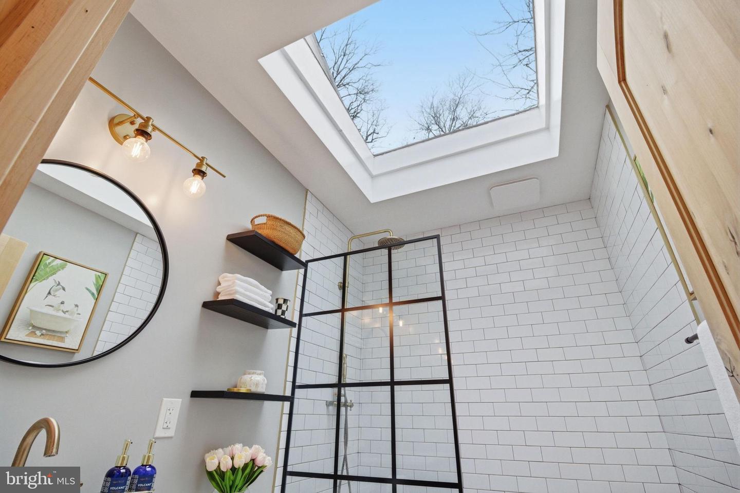 404 TENNESSEE AVE, ALEXANDRIA, Virginia 22305, 3 Bedrooms Bedrooms, 5 Rooms Rooms,2 BathroomsBathrooms,Residential,For sale,404 TENNESSEE AVE,VAAX2054840 MLS # VAAX2054840