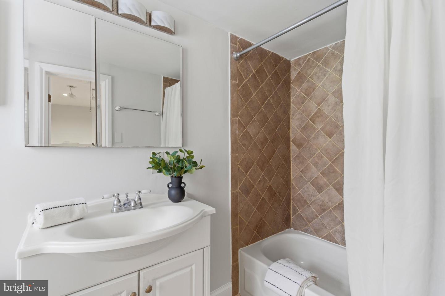 2719 DUMBARTON ST NW, WASHINGTON, District Of Columbia 20007, 3 Bedrooms Bedrooms, ,2 BathroomsBathrooms,Residential,For sale,2719 DUMBARTON ST NW,DCDC2249116 MLS # DCDC2249116