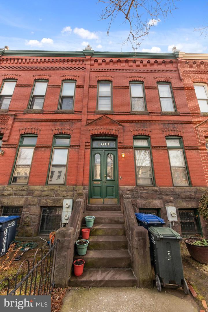 1011 INDEPENDENCE AVE SE, WASHINGTON, District Of Columbia 20003, 3 Bedrooms Bedrooms, ,3 BathroomsBathrooms,Residential,For sale,1011 INDEPENDENCE AVE SE,DCDC2249350 MLS # DCDC2249350