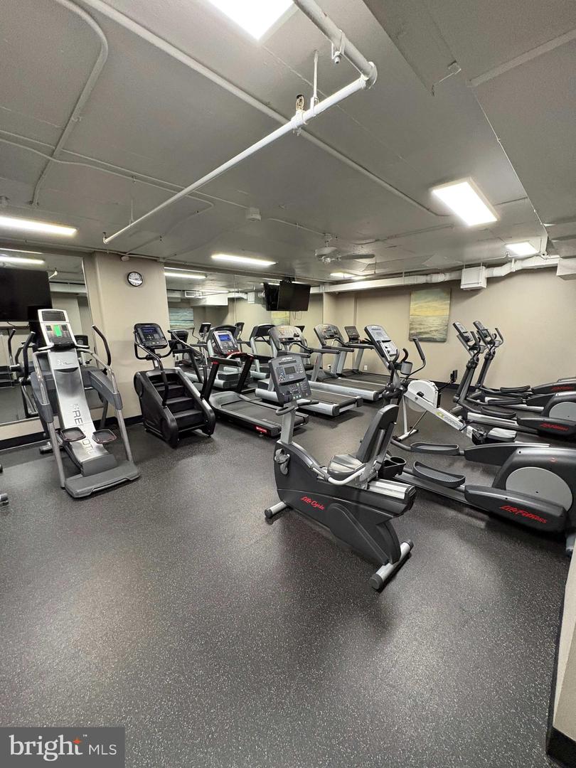 3800 POWELL LN #302, FALLS CHURCH, Virginia 22041, 2 Bedrooms Bedrooms, ,2 BathroomsBathrooms,Residential,For sale,3800 POWELL LN #302,VAFX2294576 MLS # VAFX2294576