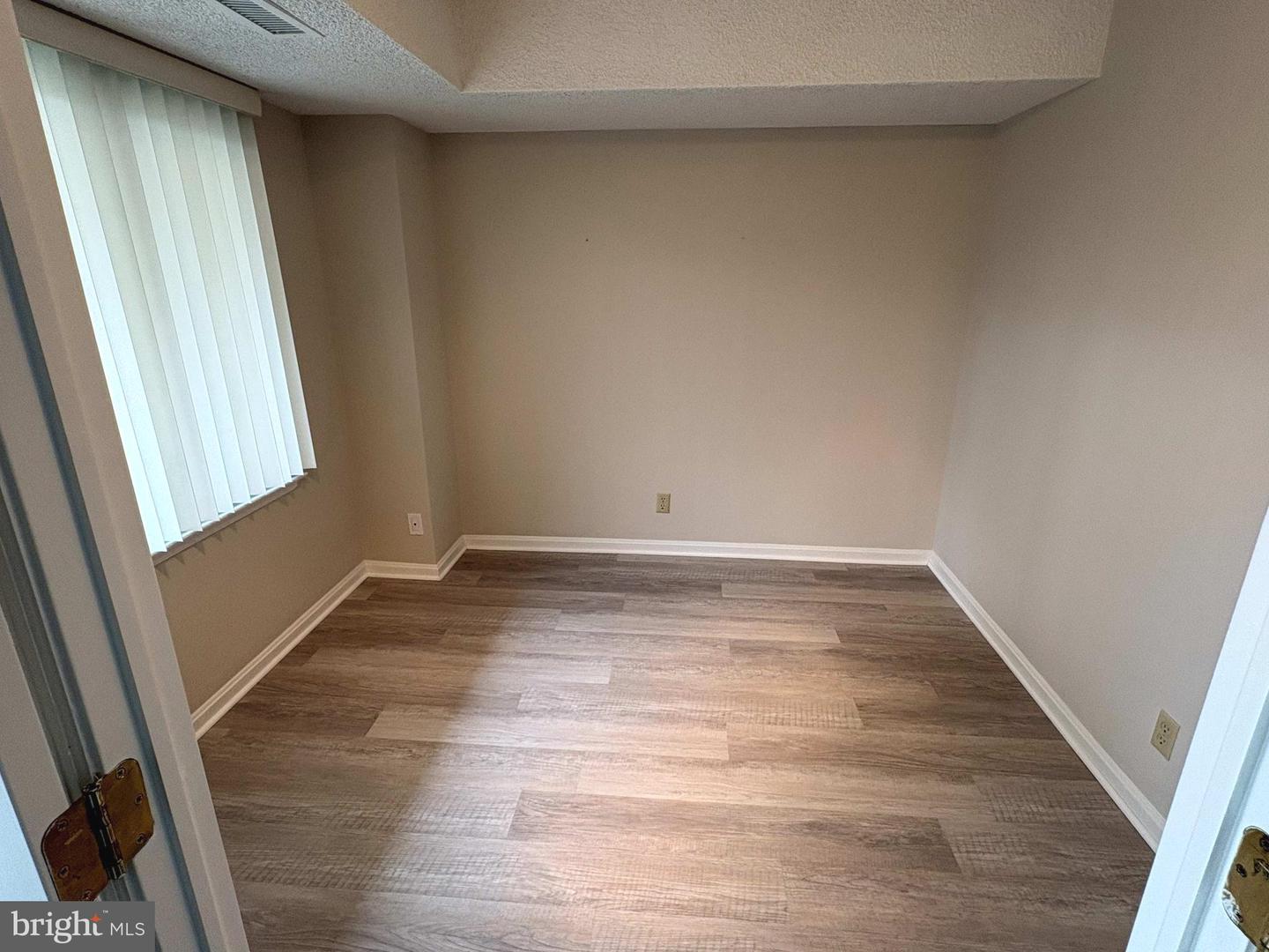 3800 POWELL LN #302, FALLS CHURCH, Virginia 22041, 2 Bedrooms Bedrooms, ,2 BathroomsBathrooms,Residential,For sale,3800 POWELL LN #302,VAFX2294576 MLS # VAFX2294576