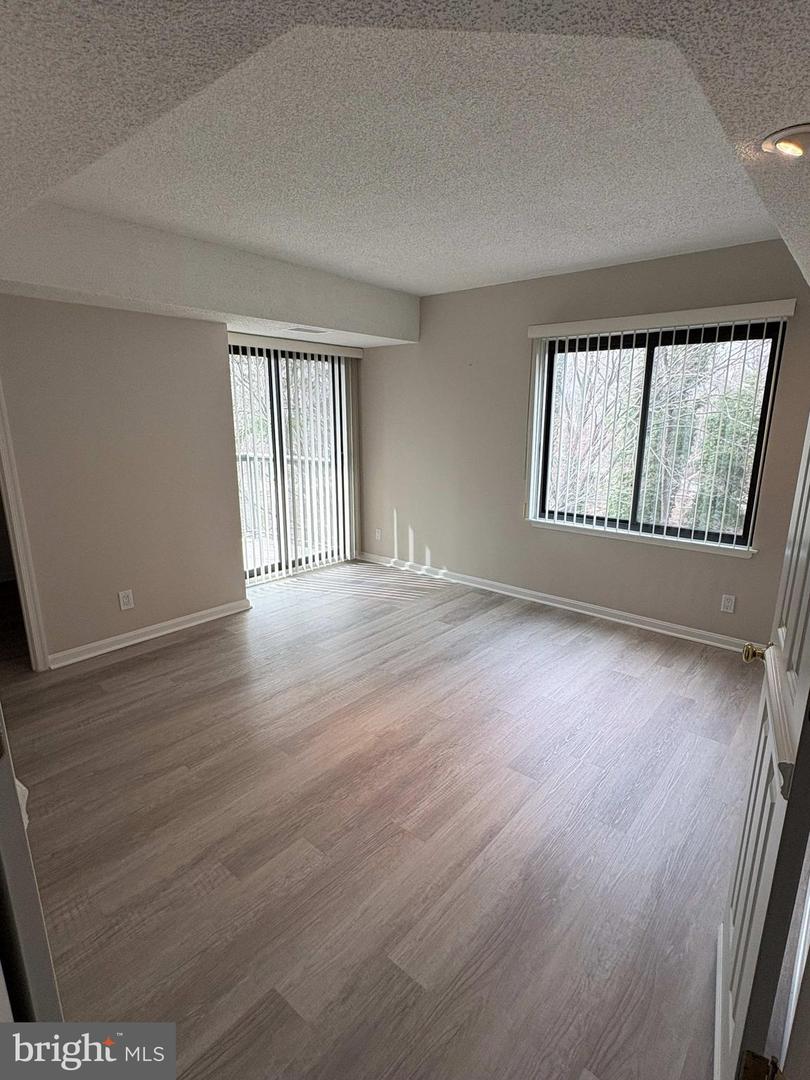 3800 POWELL LN #302, FALLS CHURCH, Virginia 22041, 2 Bedrooms Bedrooms, ,2 BathroomsBathrooms,Residential,For sale,3800 POWELL LN #302,VAFX2294576 MLS # VAFX2294576