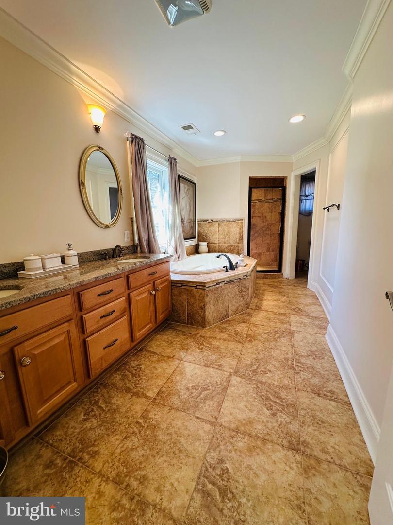 6413 DIVINE ST, MCLEAN, Virginia 22101, 6 Bedrooms Bedrooms, ,5 BathroomsBathrooms,Residential,For sale,6413 DIVINE ST,VAFX2294606 MLS # VAFX2294606