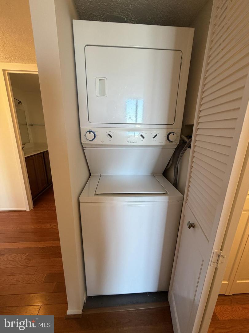 6800 FLEETWOOD RD #1002, MCLEAN, Virginia 22101, 3 Bedrooms Bedrooms, 5 Rooms Rooms,2 BathroomsBathrooms,Residential,For sale,6800 FLEETWOOD RD #1002,VAFX2294744 MLS # VAFX2294744