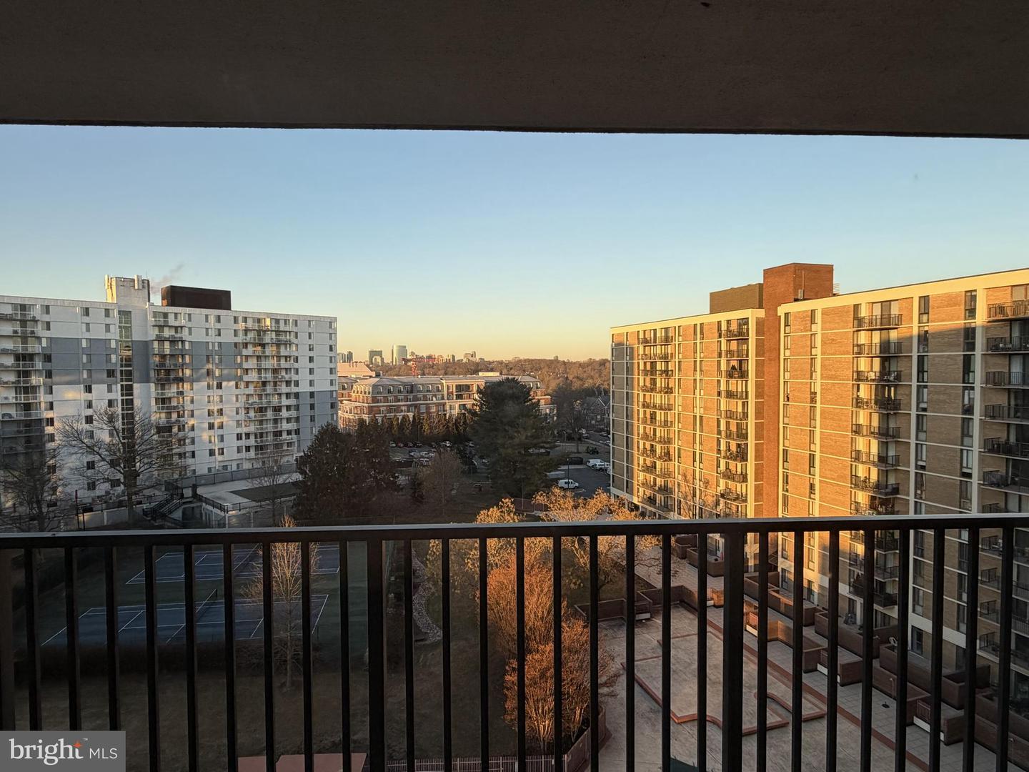 6800 FLEETWOOD RD #1002, MCLEAN, Virginia 22101, 3 Bedrooms Bedrooms, 5 Rooms Rooms,2 BathroomsBathrooms,Residential,For sale,6800 FLEETWOOD RD #1002,VAFX2294744 MLS # VAFX2294744