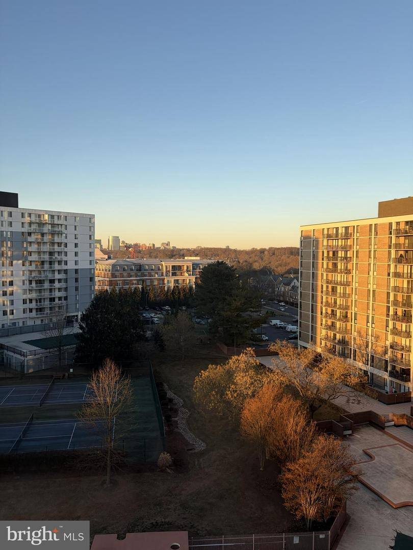 6800 FLEETWOOD RD #1002, MCLEAN, Virginia 22101, 3 Bedrooms Bedrooms, 5 Rooms Rooms,2 BathroomsBathrooms,Residential,For sale,6800 FLEETWOOD RD #1002,VAFX2294744 MLS # VAFX2294744