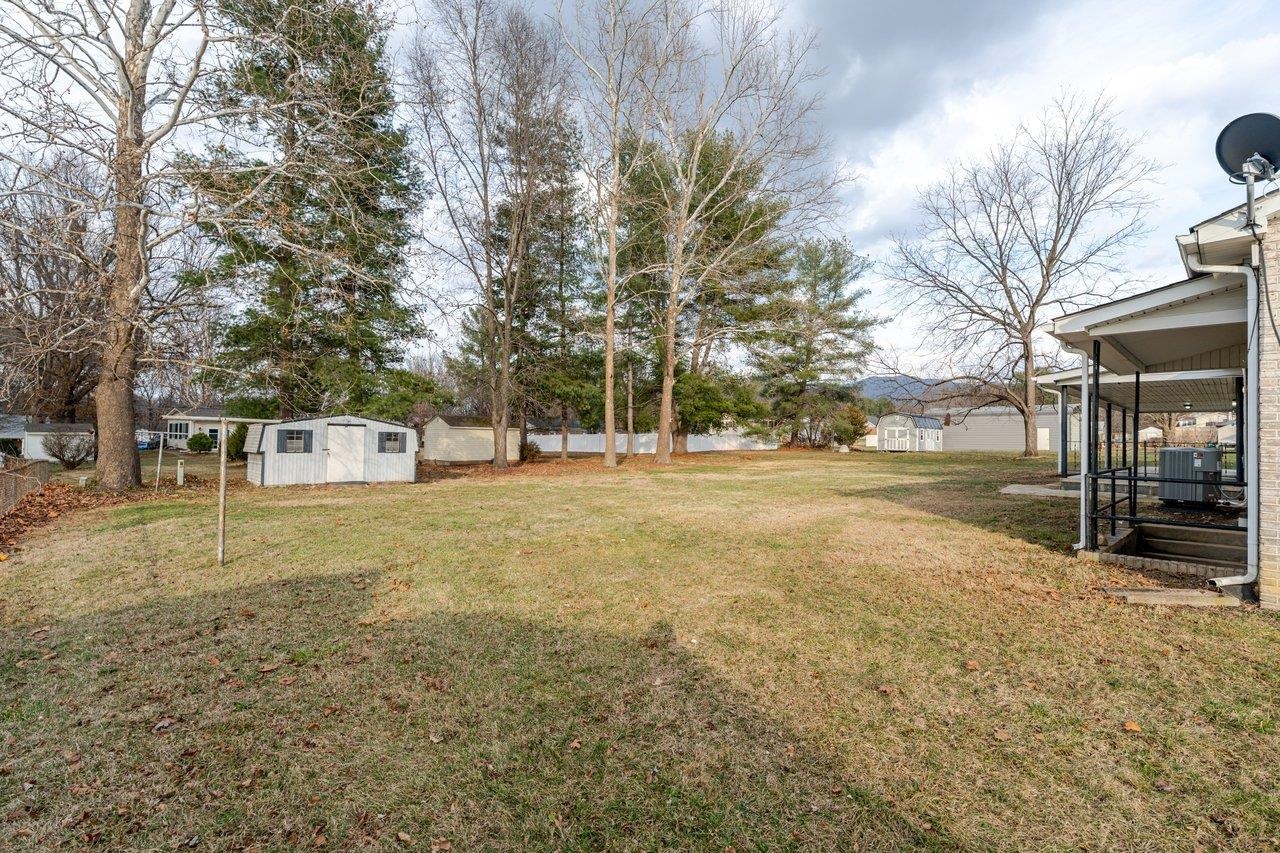 24 LA SALLE DR, GROTTOES, Virginia 24441, 3 Bedrooms Bedrooms, ,2 BathroomsBathrooms,Residential,24 LA SALLE DR,674065 MLS # 674065