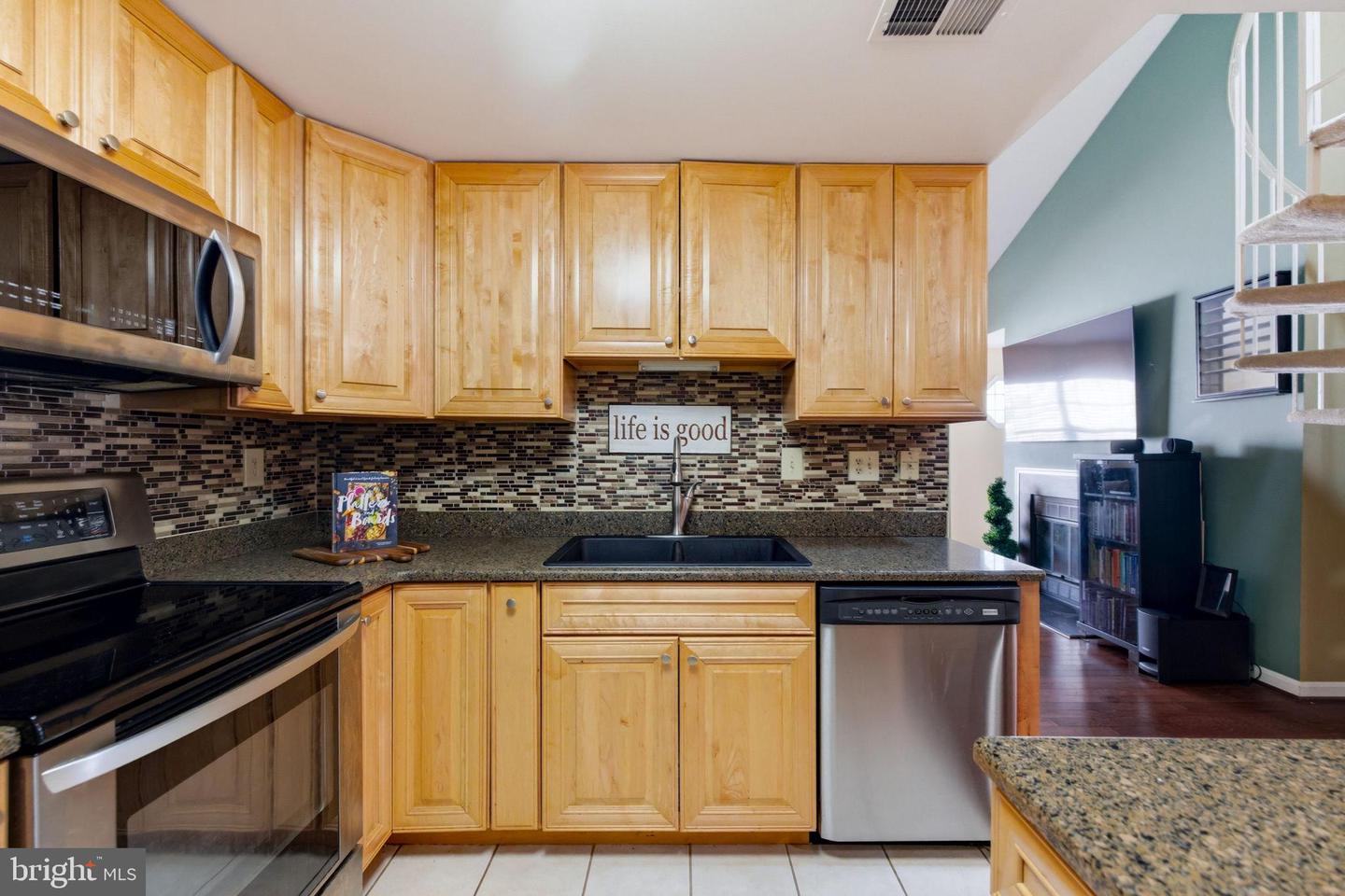 10208-C ASHBROOKE CT #19, OAKTON, Virginia 22124, 2 Bedrooms Bedrooms, 5 Rooms Rooms,2 BathroomsBathrooms,Residential,For sale,10208-C ASHBROOKE CT #19,VAFX2293732 MLS # VAFX2293732