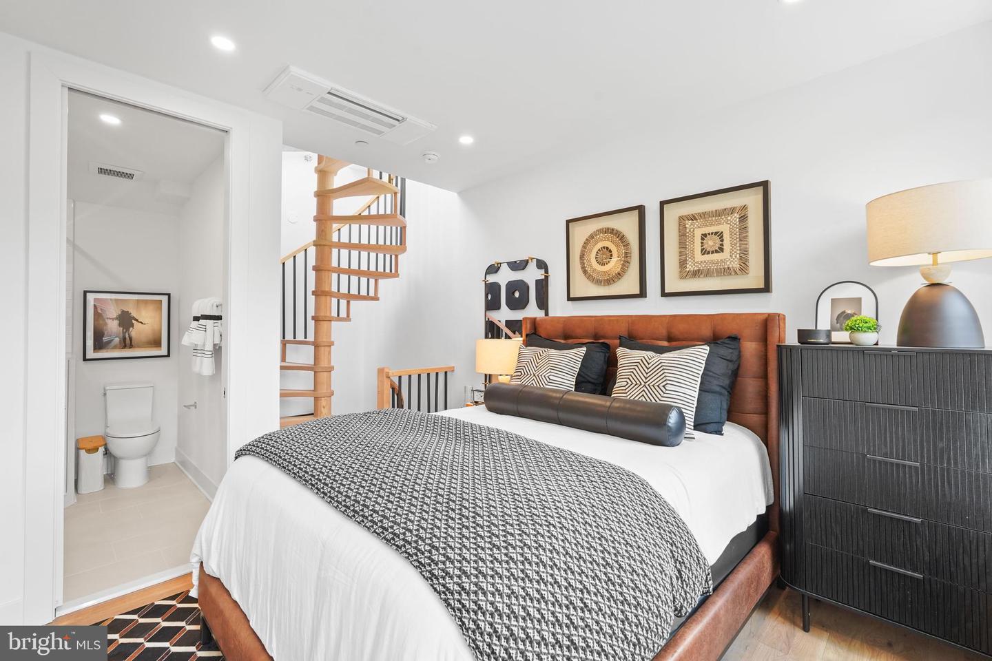 1235 W ST NW #B, WASHINGTON, District Of Columbia 20009, 2 Bedrooms Bedrooms, ,2 BathroomsBathrooms,Residential,For sale,1235 W ST NW #B,DCDC2249454 MLS # DCDC2249454